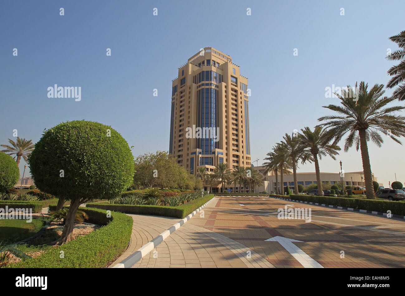 Der allgemeine Blick hinauf zum Eingang des Hotels Ritz-Carlton, Doha, Katar Stockfoto