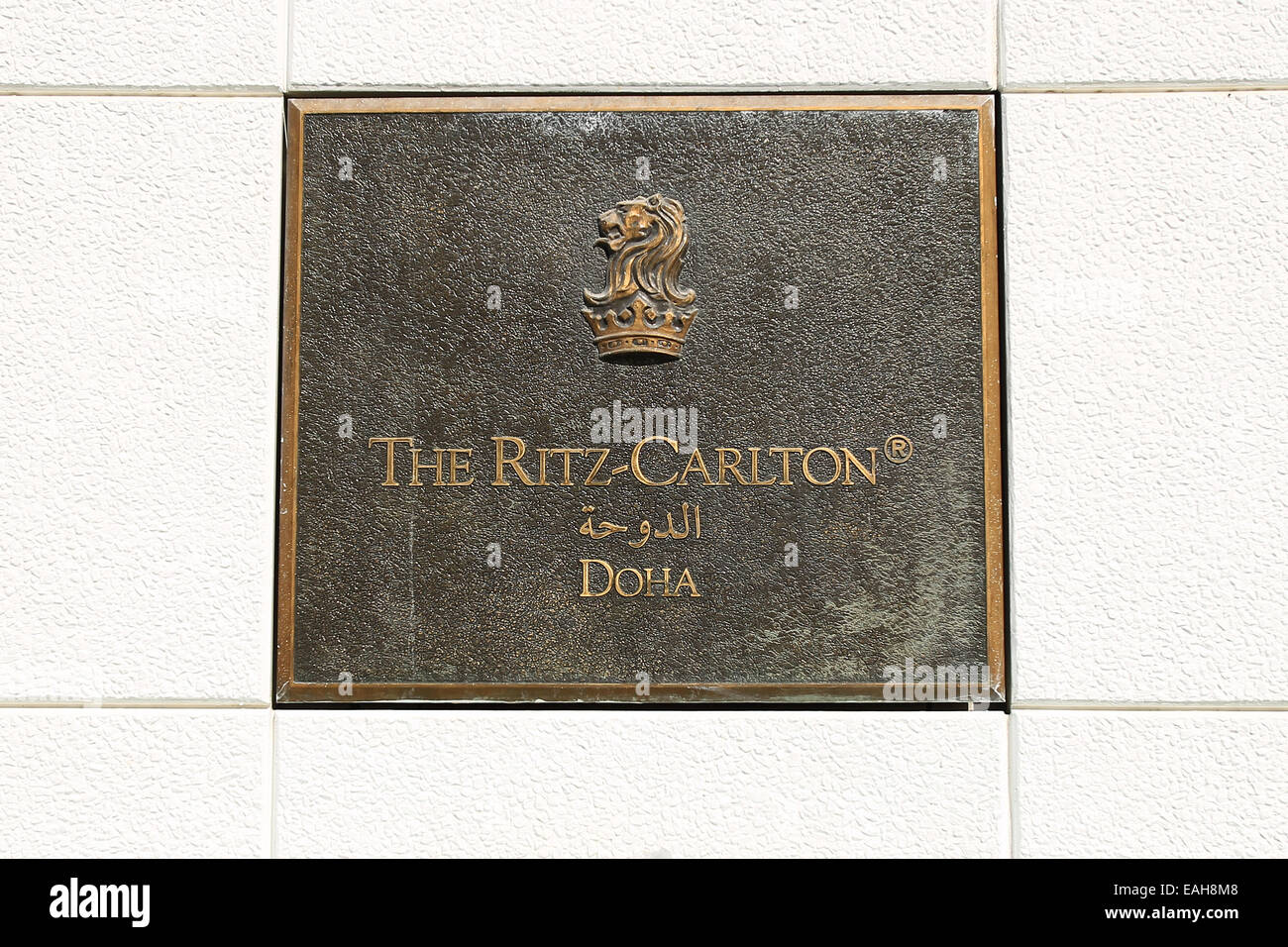 Eine Tafel zeigt den Namen des Hotels Ritz-Carlton, Doha, Katar Stockfoto