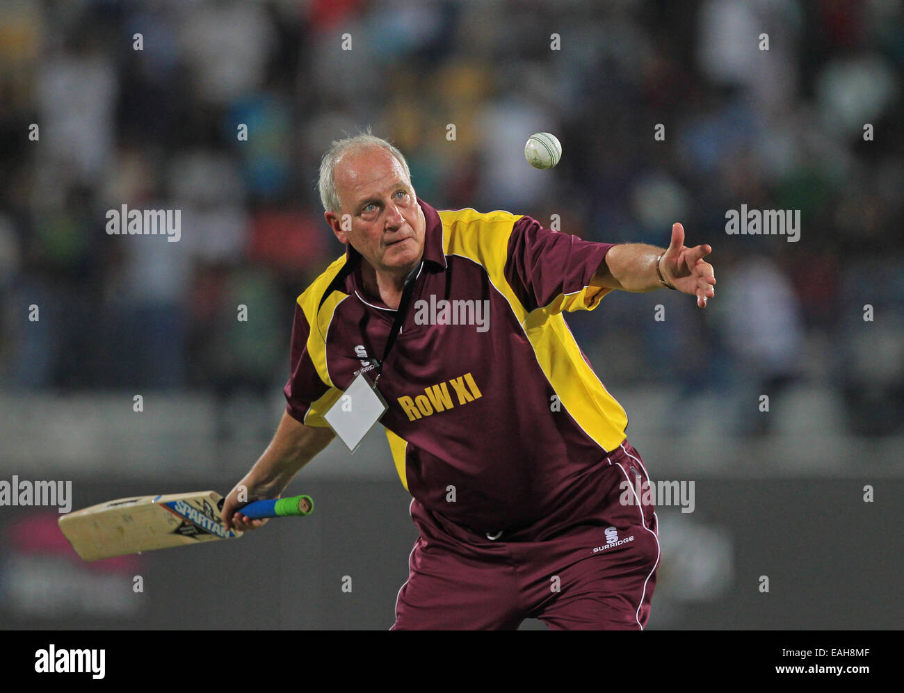 Cricket - führt Englands John Emburey Fang Praxis während des Spiels zwischen einer Welt XI & eine Asien-XI in Doha, Katar Stockfoto
