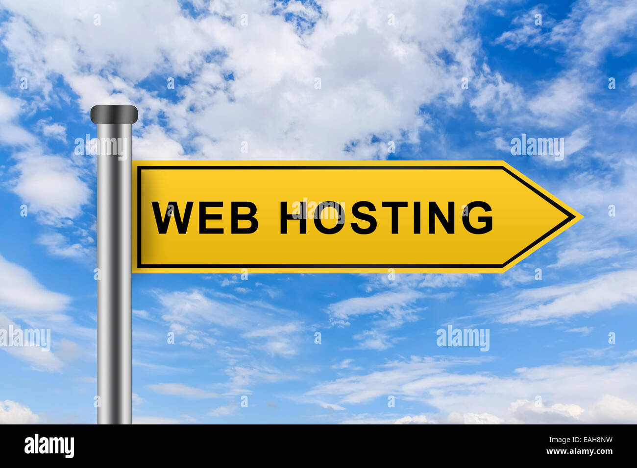 Web-Hosting-Wörter auf gelben Schild auf blauem Himmel Stockfoto
