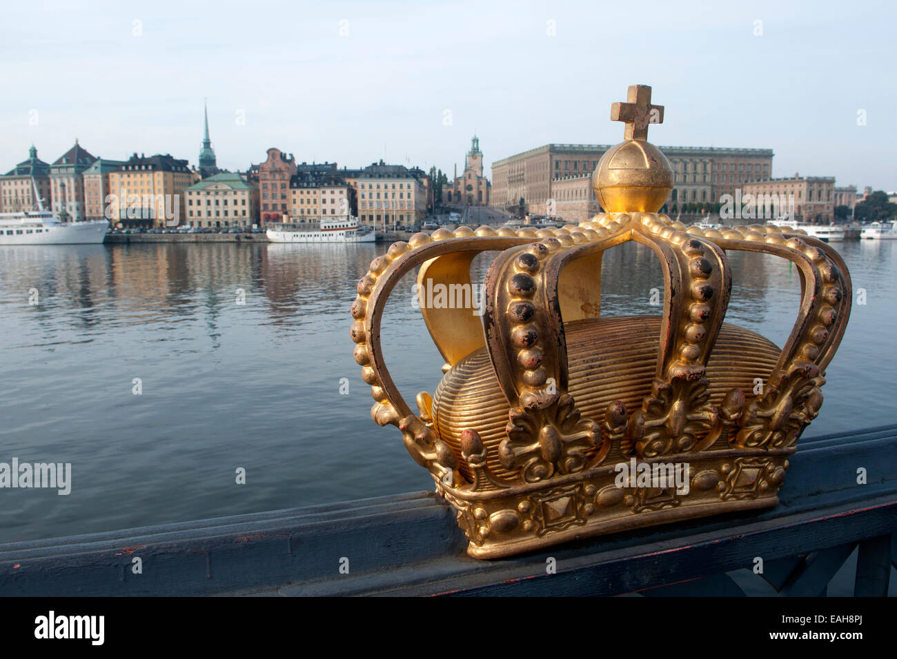 Vergoldete Krone auf Skeppsholm Brücke mit Strandvägen im Hintergrund, Stockholm, Schweden Stockfoto