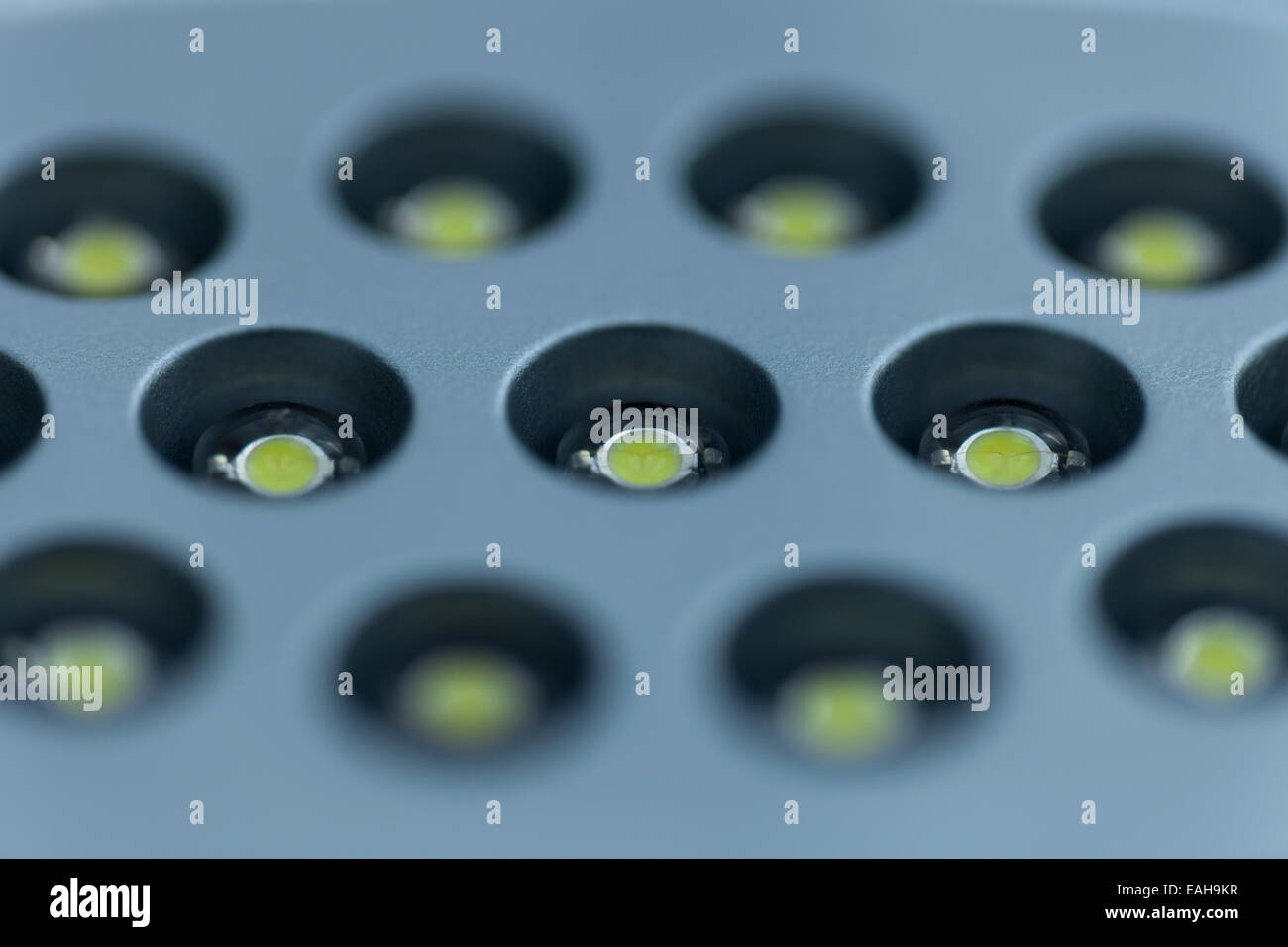 LEDs (SMD-Typ) und ihre gelben Phosphor erstreckt sich in einer LED Schreibtischlampe Stockfoto
