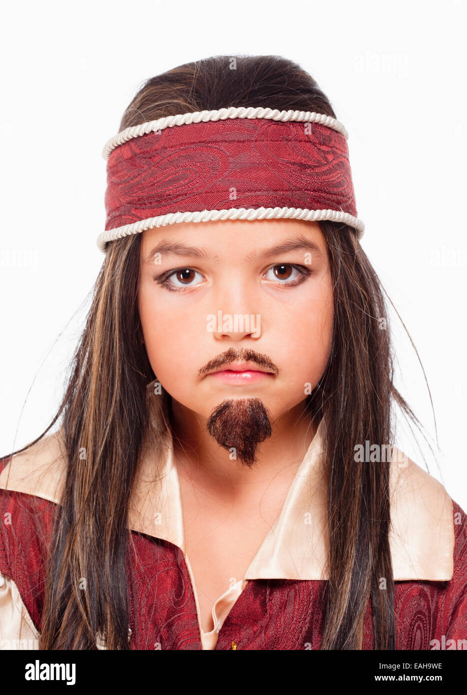 Porträt eines kleinen Jungen in Perücke im Piratenkostüm Stockfoto