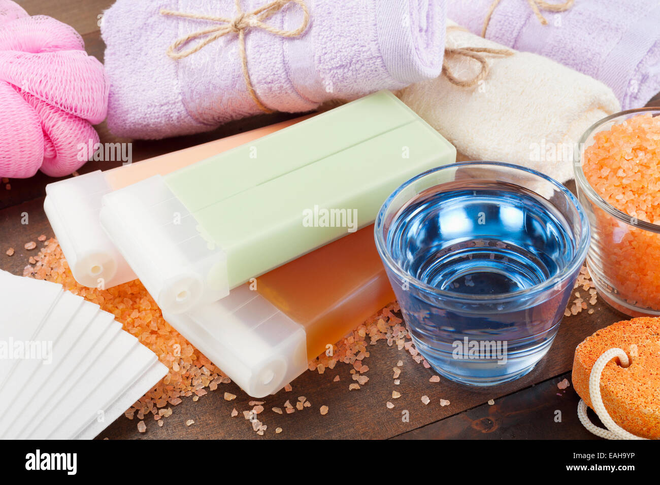 Körper Pflege Zubehör: Handtücher, Meersalz, Seife, Bimsstein und Wachs für die Haarentfernung Stockfoto