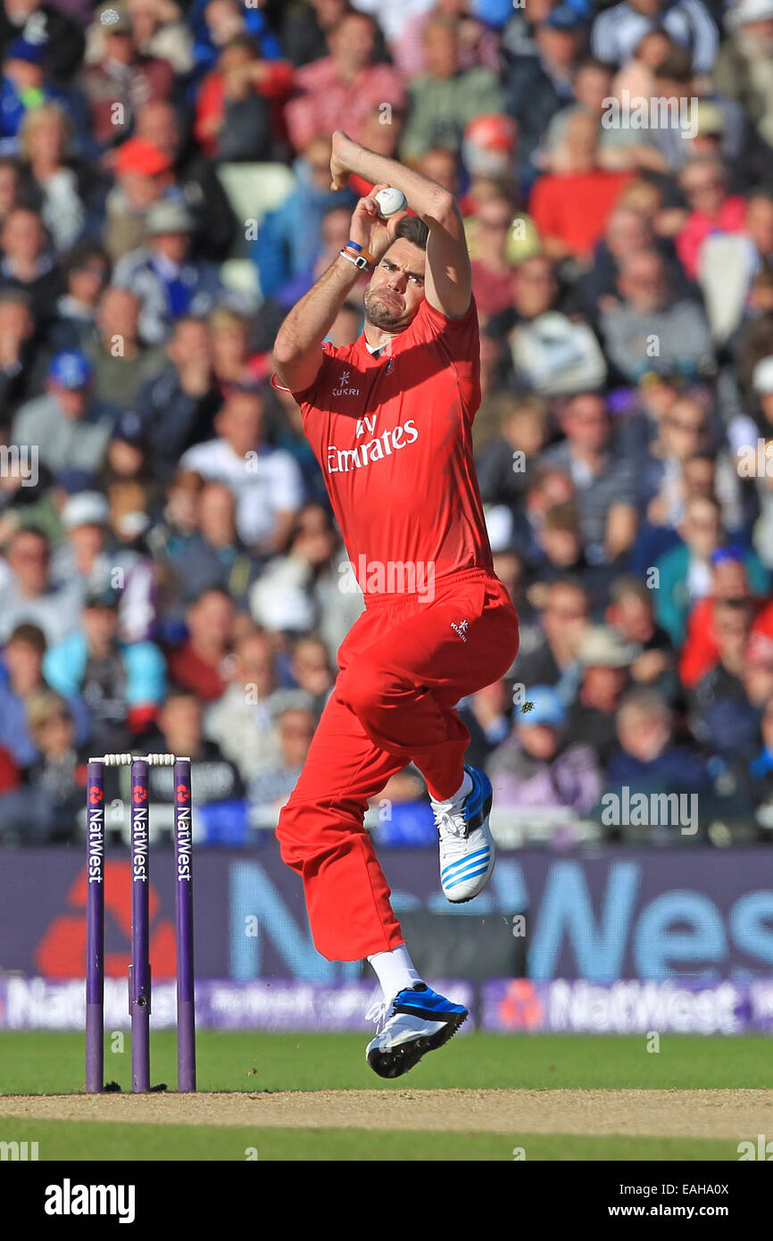 Cricket - Schalen James Anderson von Lancashire Blitz während NatWest T20 Blast zweite Halbfinalspiel bei Edgbaston in 2014 Stockfoto