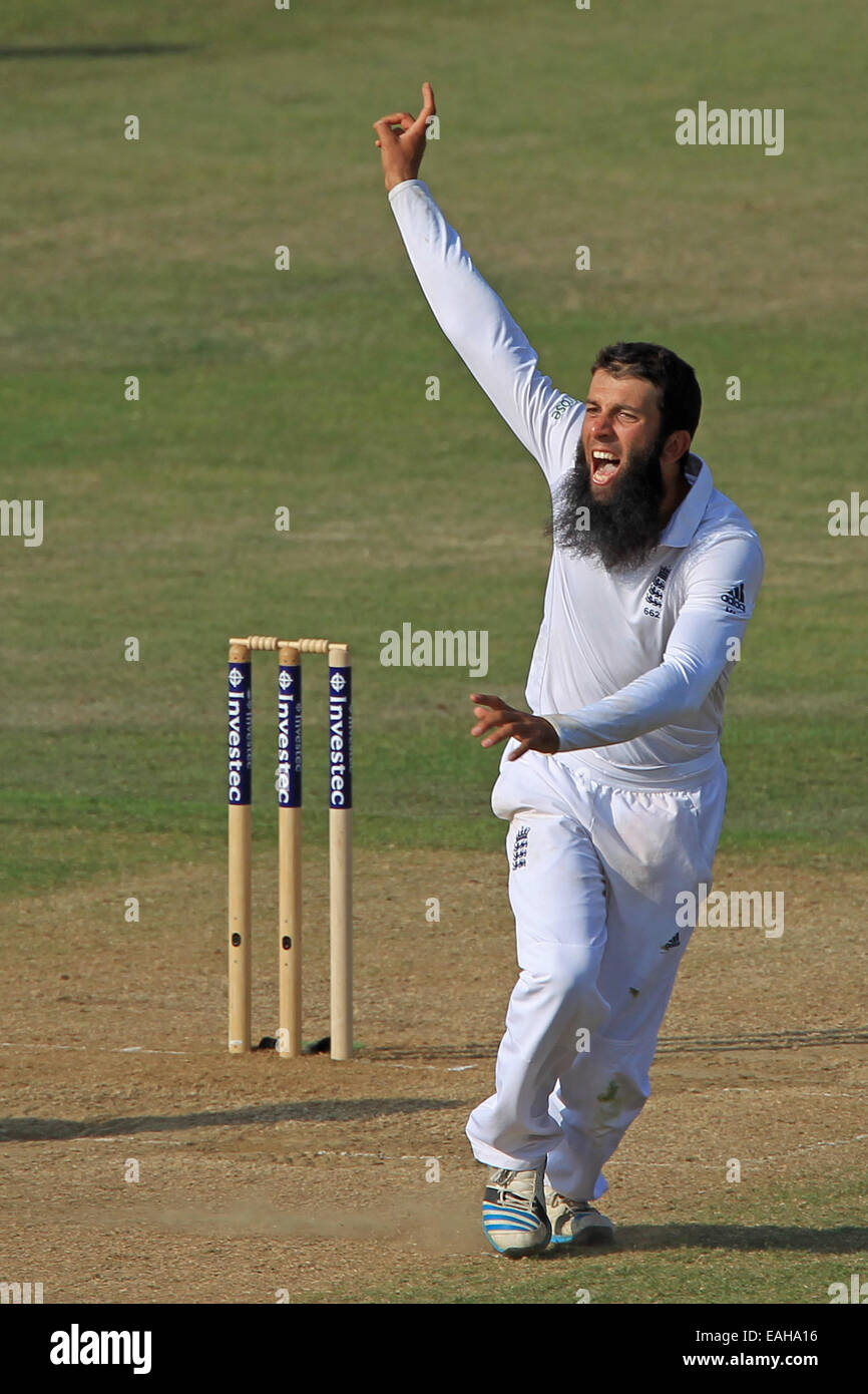 Cricket - feiert Moeen Ali von England mit einer Pforte Stockfoto