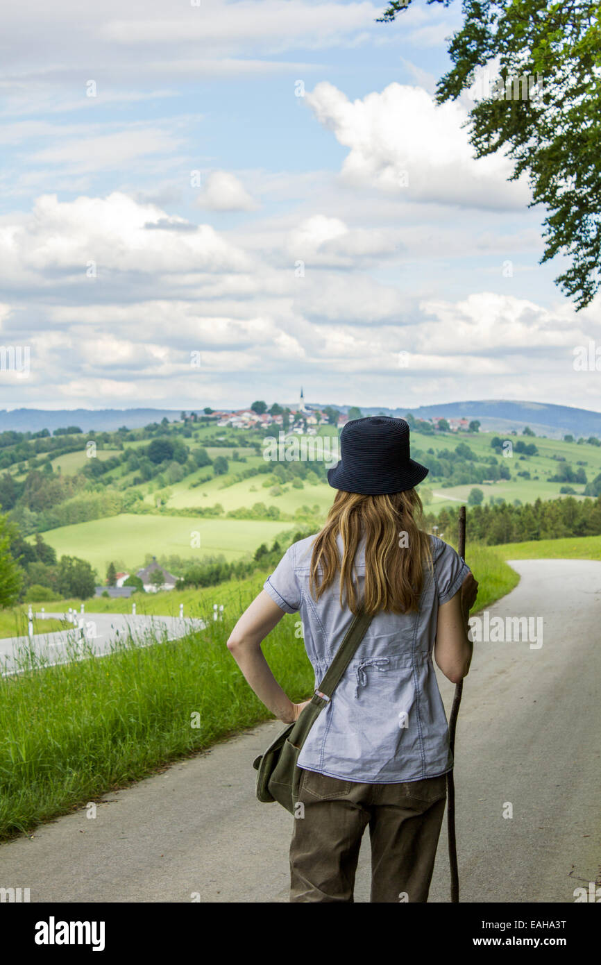 eine Frau, die zu Fuß durch die Natur Stockfoto