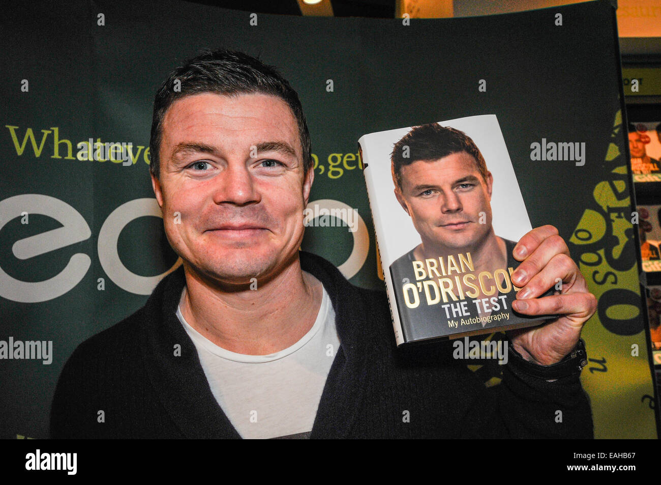 Belfast, Nordirland. 15. November 2014 - Zeichen ehemaliger irischer Rugby-Kapitän Brian O'Driscoll Kopien seiner Autobiographie "The Test".  O' Driscoll ist der Rekordnationalspieler in der Rugby Union Geschichte, Spielzeiten für Irland 133, und 8 Mal für die British and Irish Lions. Bildnachweis: Stephen Barnes/Alamy Live-Nachrichten Stockfoto