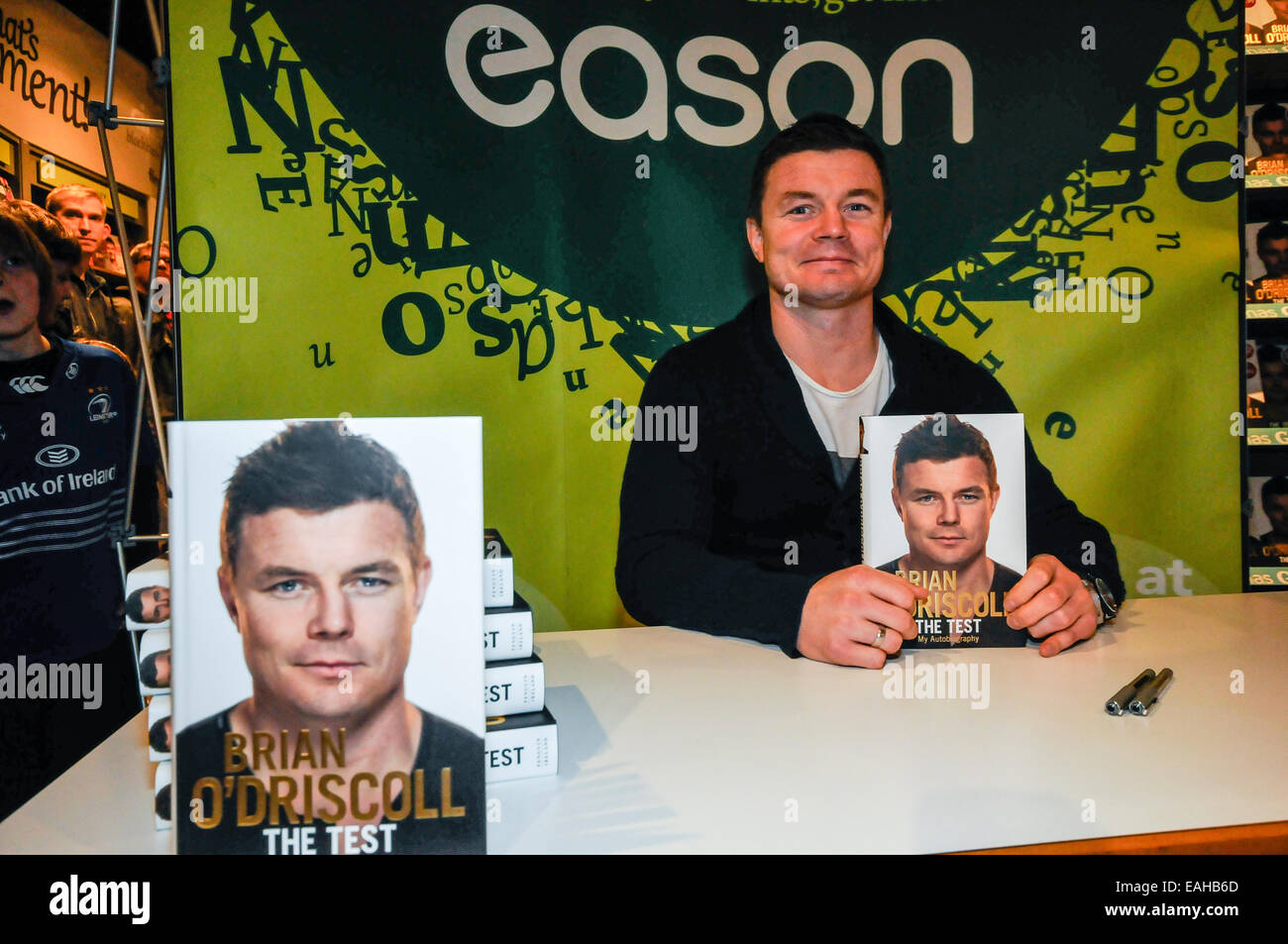 Belfast, Nordirland. 15. November 2014 - Zeichen ehemaliger irischer Rugby-Kapitän Brian O'Driscoll Kopien seiner Autobiographie "The Test".  O' Driscoll ist der Rekordnationalspieler in der Rugby Union Geschichte, Spielzeiten für Irland 133, und 8 Mal für die British and Irish Lions. Bildnachweis: Stephen Barnes/Alamy Live-Nachrichten Stockfoto