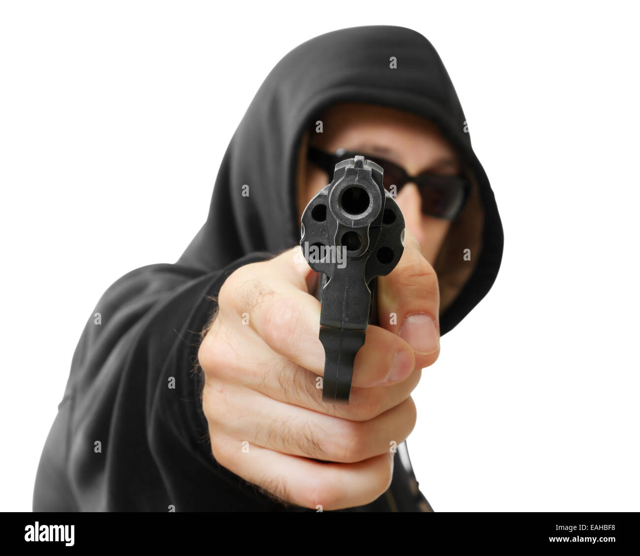 Mann schießt eine Pistole, Gangster, Schwerpunkt der Waffe, isoliert auf weiss Stockfoto