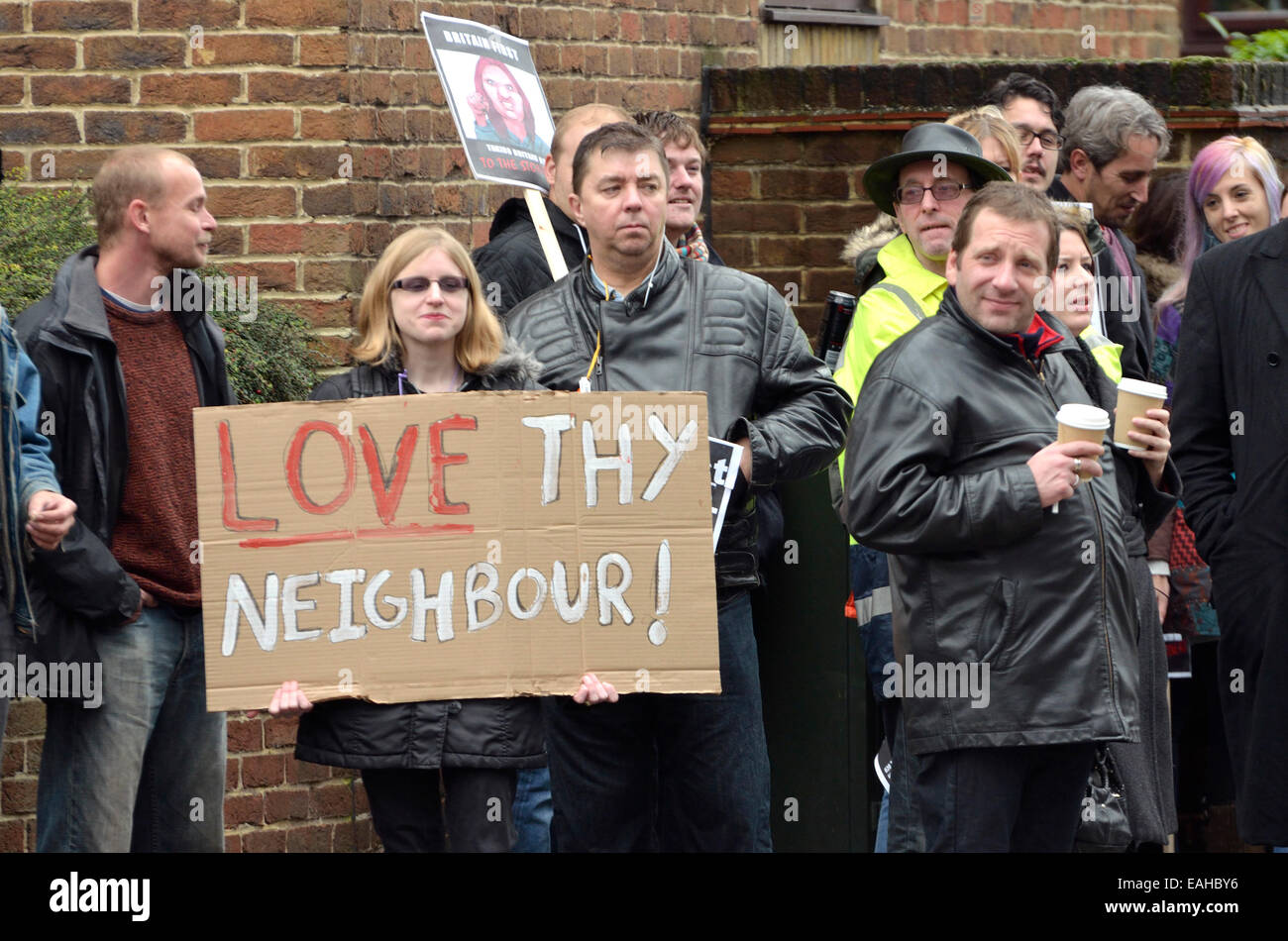 Rochester, Großbritannien. 15. November 2014. Ca. 25-30 Britain First Anhänger einschließlich Paul Golding und ihrer parlamentarischen Anwärter Jayda Fransen März nach Rochester High Street treffen viele weitere Zähler Demonstranten. KostenzählerProtestierendern Credit: PjrNews/Alamy Live-Nachrichten Stockfoto