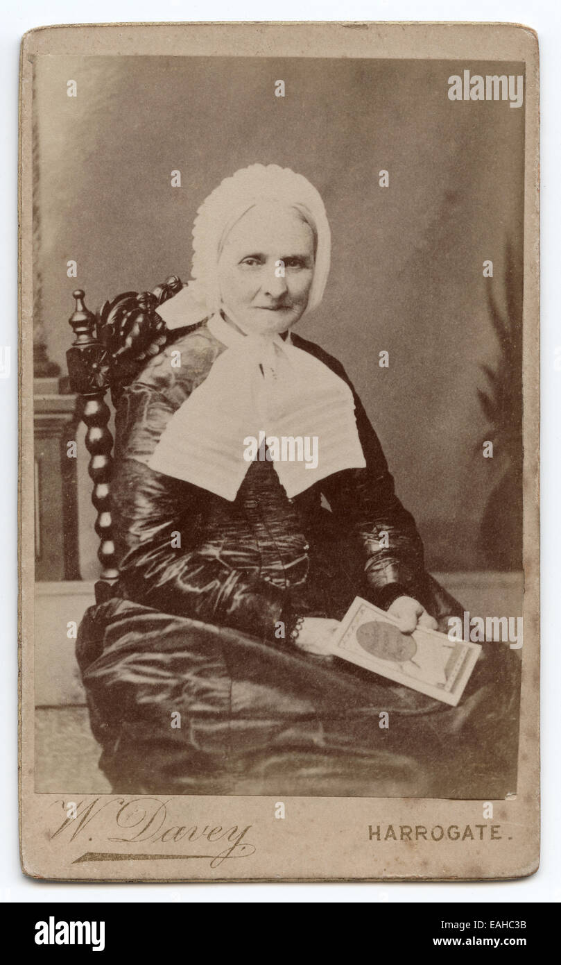 Viktorianische Carte-de-Visite, Portrait einer älteren Frau.  Aufgenommen im Studio von W Davey, Harrogate, UK, ca. 1888 Stockfoto