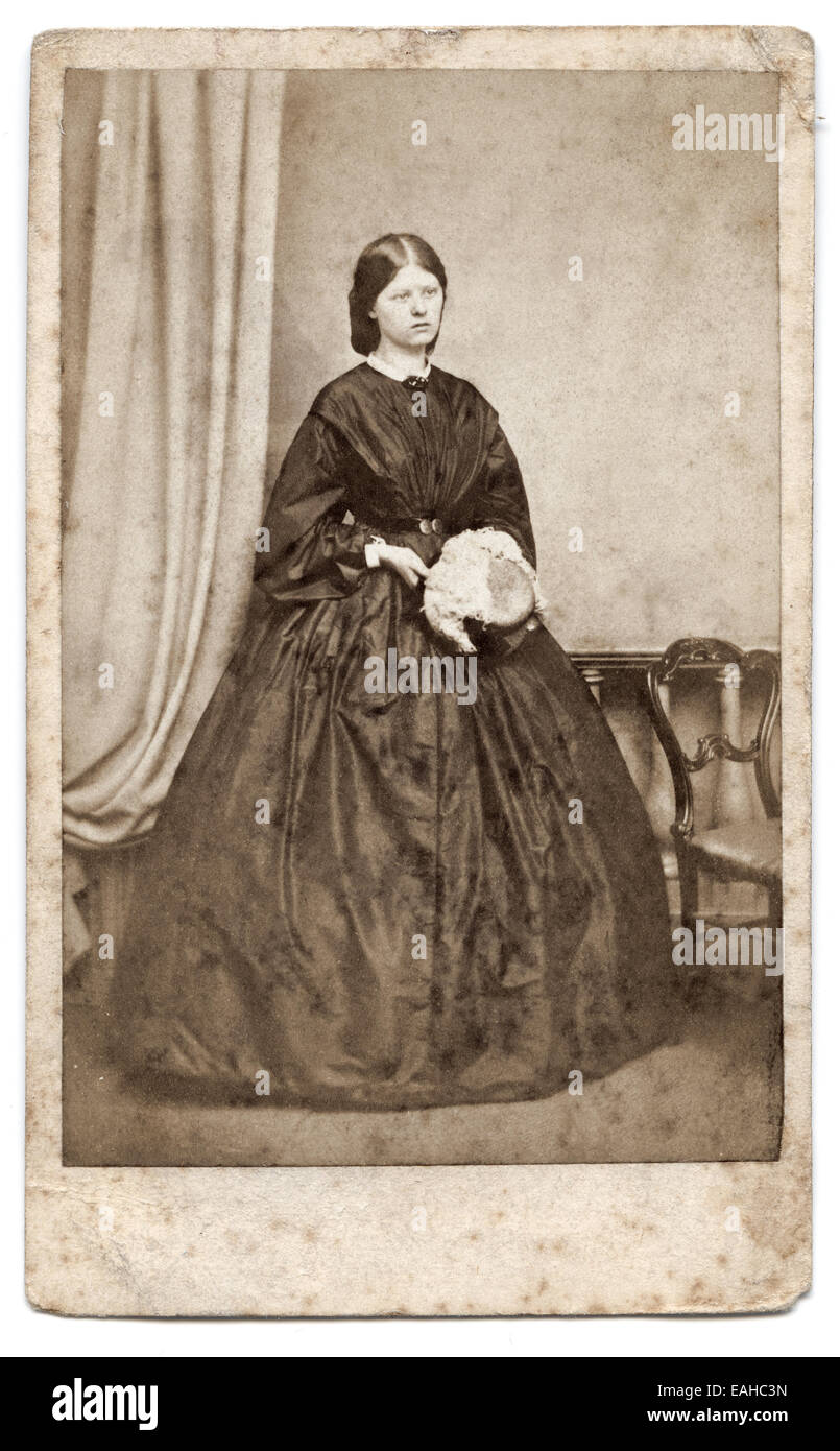 Viktorianische Carte-de-Visite, Porträt einer jungen Frau aus der Humphrey Studio Cheltenham, England ca. 1865 Stockfoto