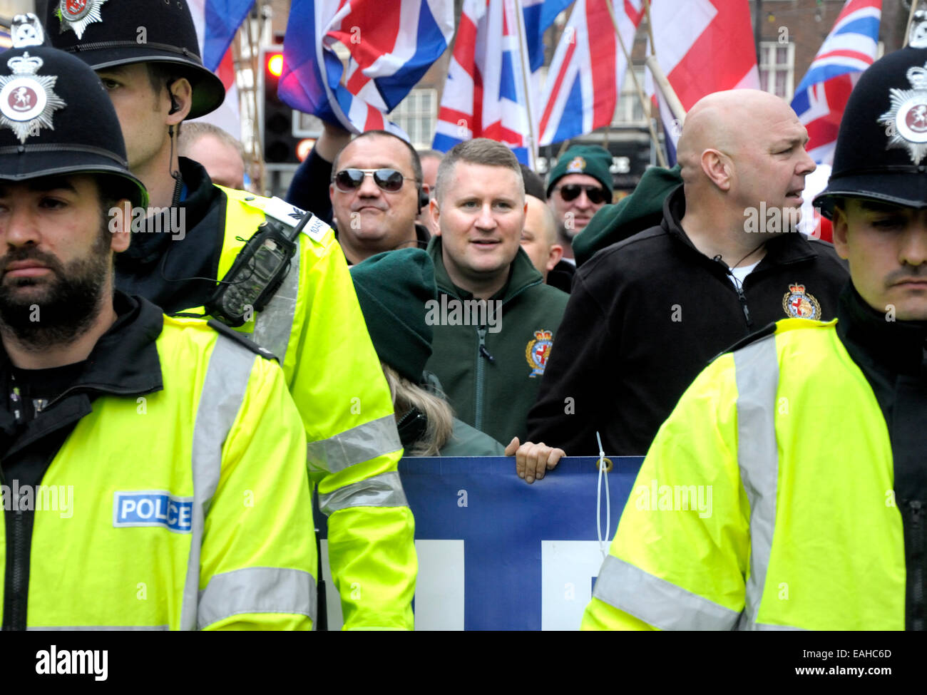 Rochester, Großbritannien. 15. November 2014. Ca. 25-30 Britain First Anhänger einschließlich Paul Golding und ihrer parlamentarischen Anwärter Jayda Fransen März nach Rochester High Street treffen viele weitere Zähler Demonstranten. Stockfoto