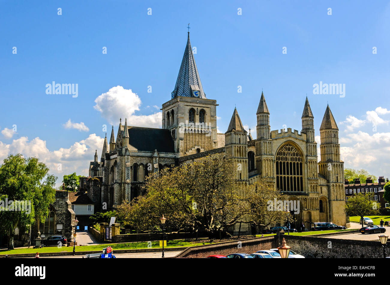 Die beeindruckende Struktur des Rochester Kathedrale zeigt Gundulf'' s-Turm mit Turm von Rochester Castle Hill gesehen Stockfoto