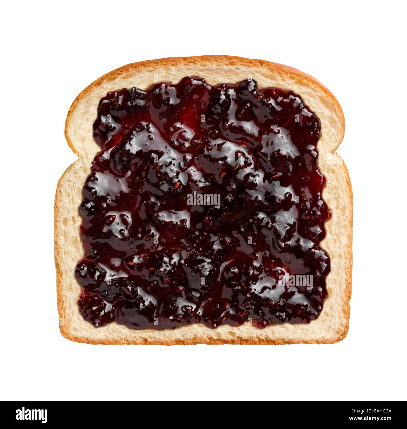 Luftaufnahme der gemischte Beeren bewahrt, verteilt auf eine Scheibe Weißbrot. Stockfoto