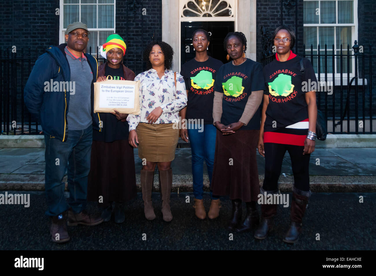 London, UK. 15. November 2014. Eine Delegation der Simbabwer aus den wöchentlichen Simbabwe Vigil Protest, die Simbabwe House in London seit über 10 Jahren stattgefunden hat geliefert eine Petition zur Downing Street Einspruch gegen die Aufhebung der EU Sanktionen gegen die Alterung Mugabes Regime trotz der Tatsache, daß es keine politische Reformen in der Türkei, deren Großteil der Bevölkerung in der Diaspora sind ihr Wahlrecht verweigert, , und wo Takelage und Einschüchterung sind das Gebot der Stunde in Präsidentschafts-und Parlamentswahlen. Bildnachweis: Paul Davey/Alamy Live-Nachrichten Stockfoto