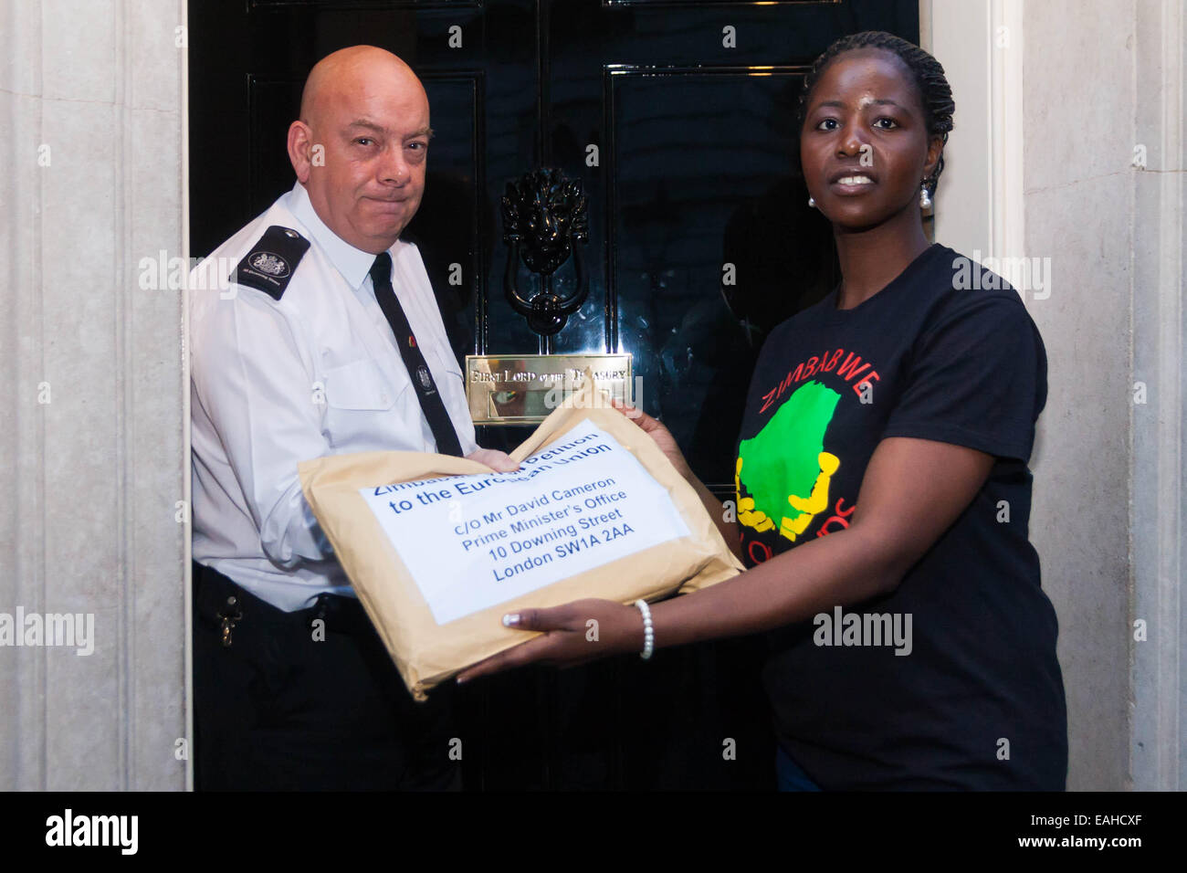 London, UK. 15. November 2014. Eine Delegation der Simbabwer aus den wöchentlichen Simbabwe Vigil Protest, die Simbabwe House in London seit über 10 Jahren stattgefunden hat geliefert eine Petition zur Downing Street Einspruch gegen die Aufhebung der EU Sanktionen gegen die Alterung Mugabes Regime trotz der Tatsache, daß es keine politische Reformen in der Türkei, deren Großteil der Bevölkerung in der Diaspora sind ihr Wahlrecht verweigert, , und wo Takelage und Einschüchterung sind das Gebot der Stunde in Präsidentschafts-und Parlamentswahlen. Bildnachweis: Paul Davey/Alamy Live-Nachrichten Stockfoto