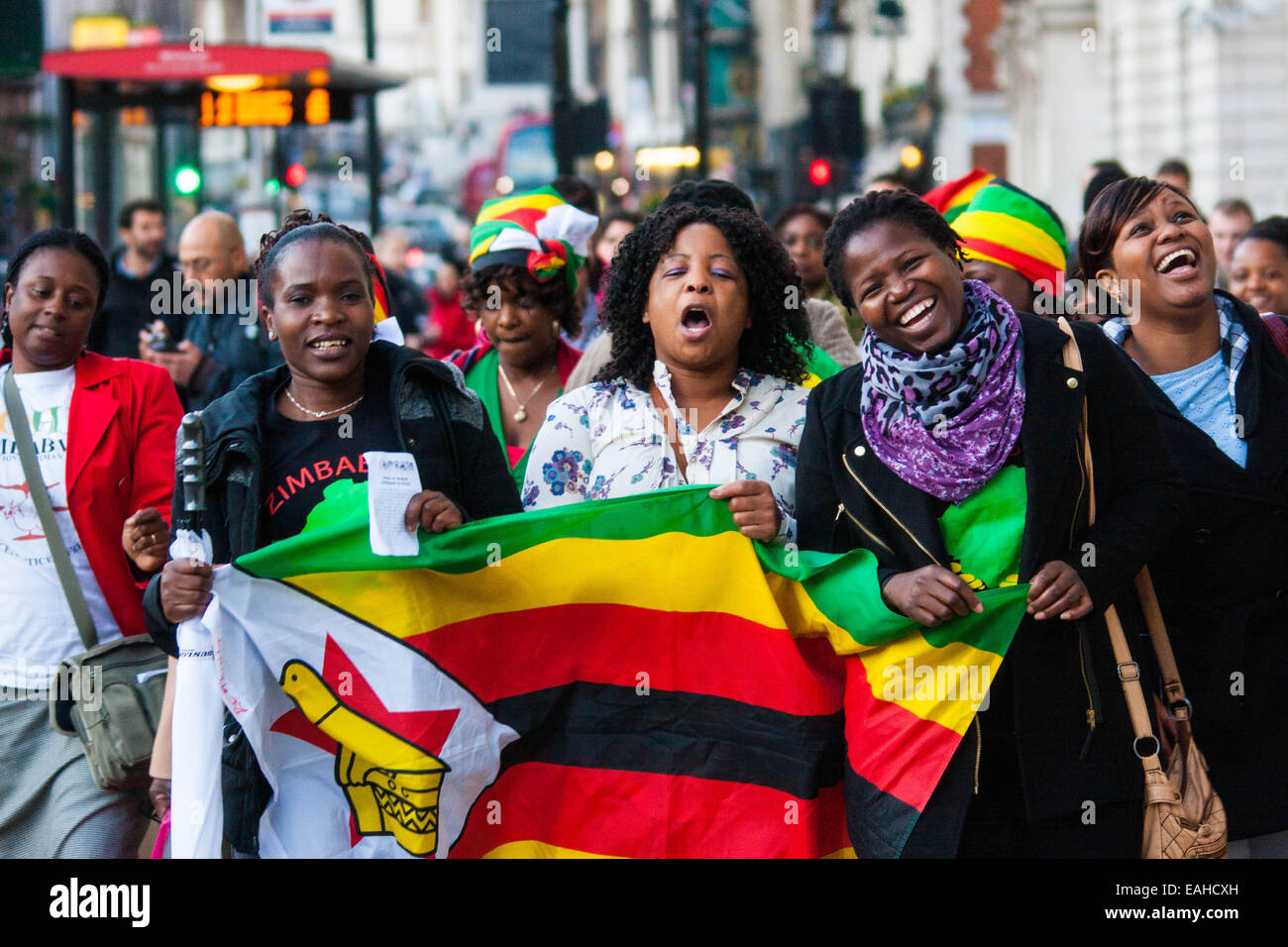 London, UK. 15. November 2014. Eine Delegation der Simbabwer aus den wöchentlichen Simbabwe Vigil Protest, die Simbabwe House in London seit über 10 Jahren stattgefunden hat geliefert eine Petition zur Downing Street Einspruch gegen die Aufhebung der EU Sanktionen gegen die Alterung Mugabes Regime trotz der Tatsache, daß es keine politische Reformen in der Türkei, deren Großteil der Bevölkerung in der Diaspora sind ihr Wahlrecht verweigert, , und wo Takelage und Einschüchterung sind das Gebot der Stunde in Präsidentschafts-und Parlamentswahlen. Bildnachweis: Paul Davey/Alamy Live-Nachrichten Stockfoto