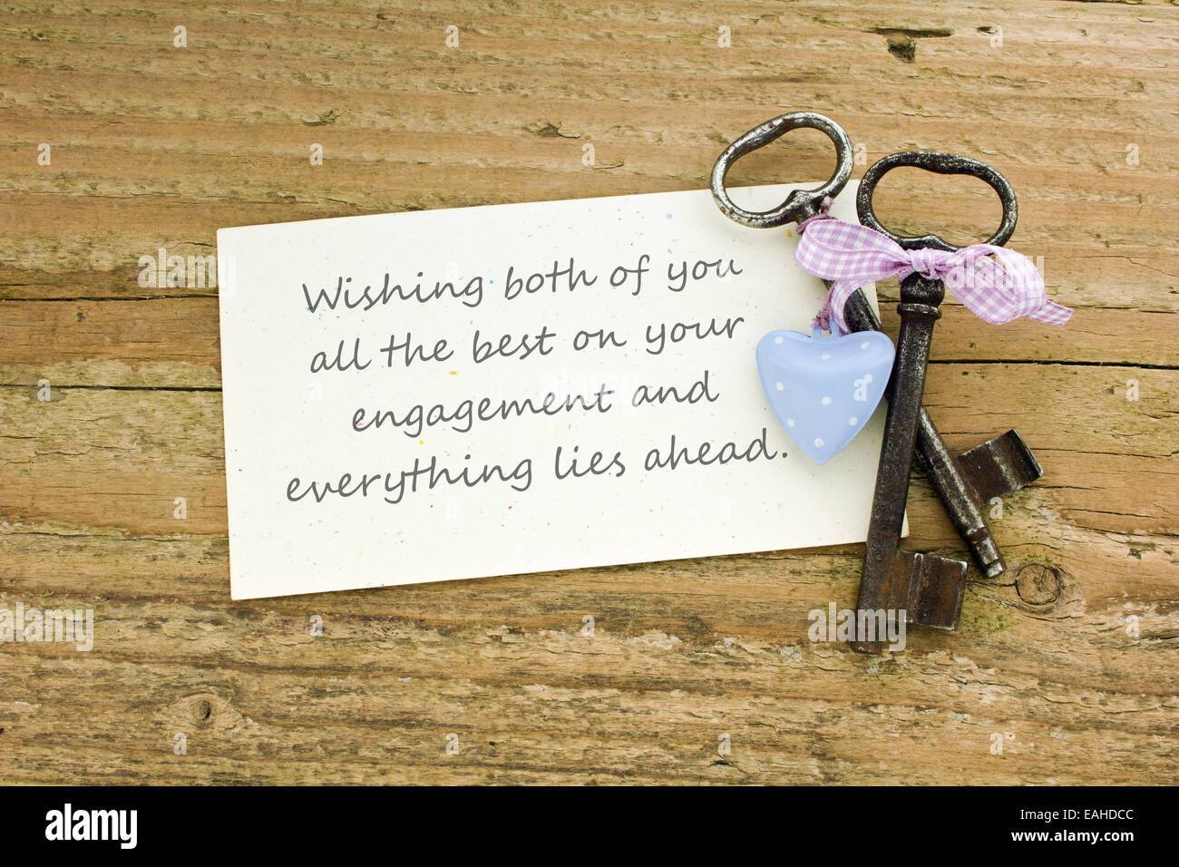 englische Hochzeitskarte mit zwei Schlüsseln und Herz Stockfoto