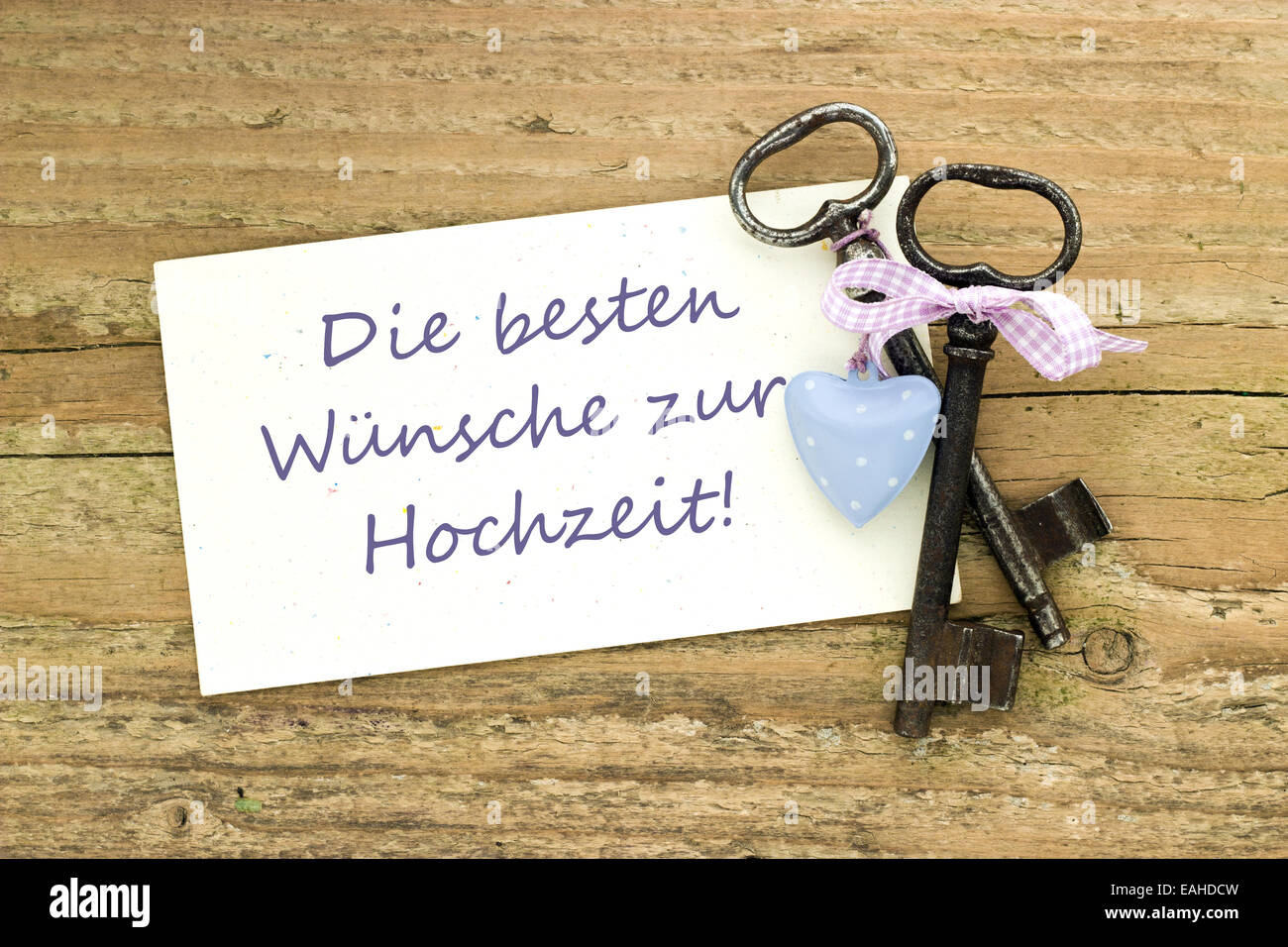 deutsche Hochzeitskarte mit zwei Schlüsseln und Herz Stockfoto