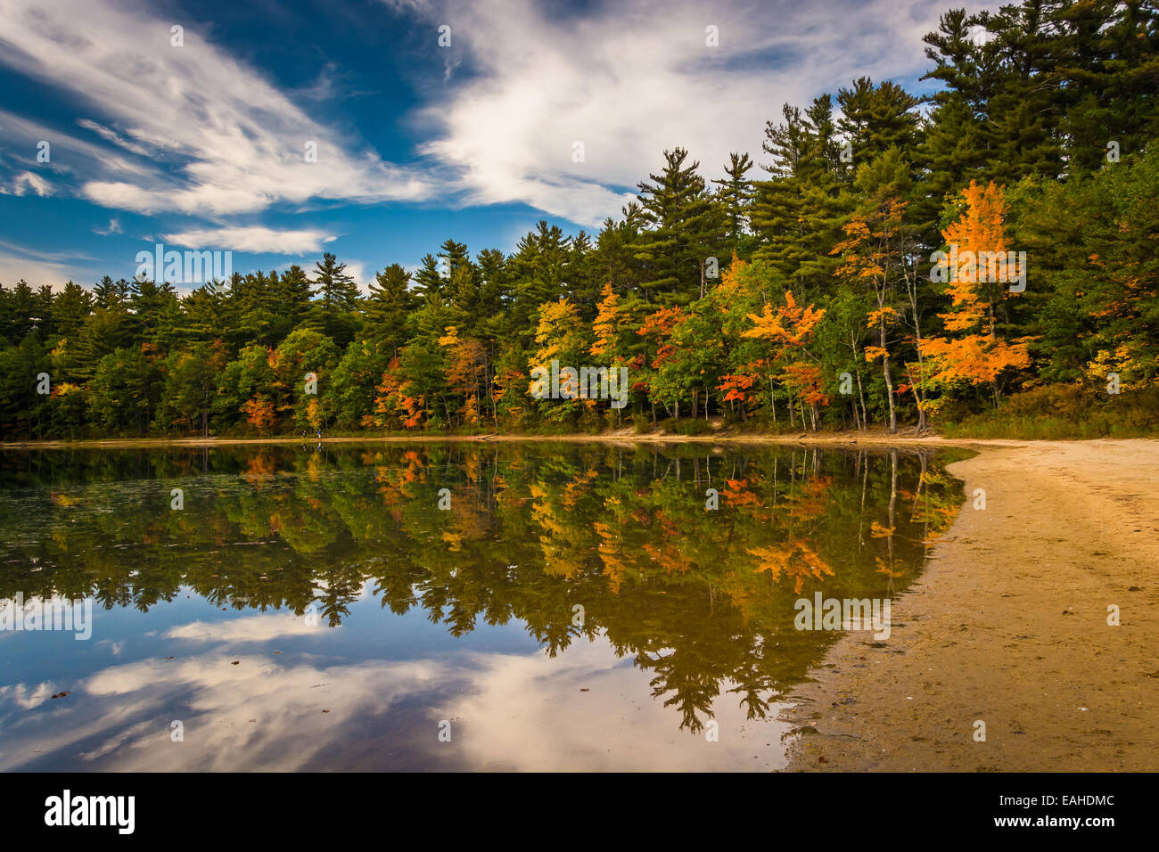 Frühherbst Farbe und Reflexionen am Echo Lake in Echo Lake State Park, New Hampshire. Stockfoto