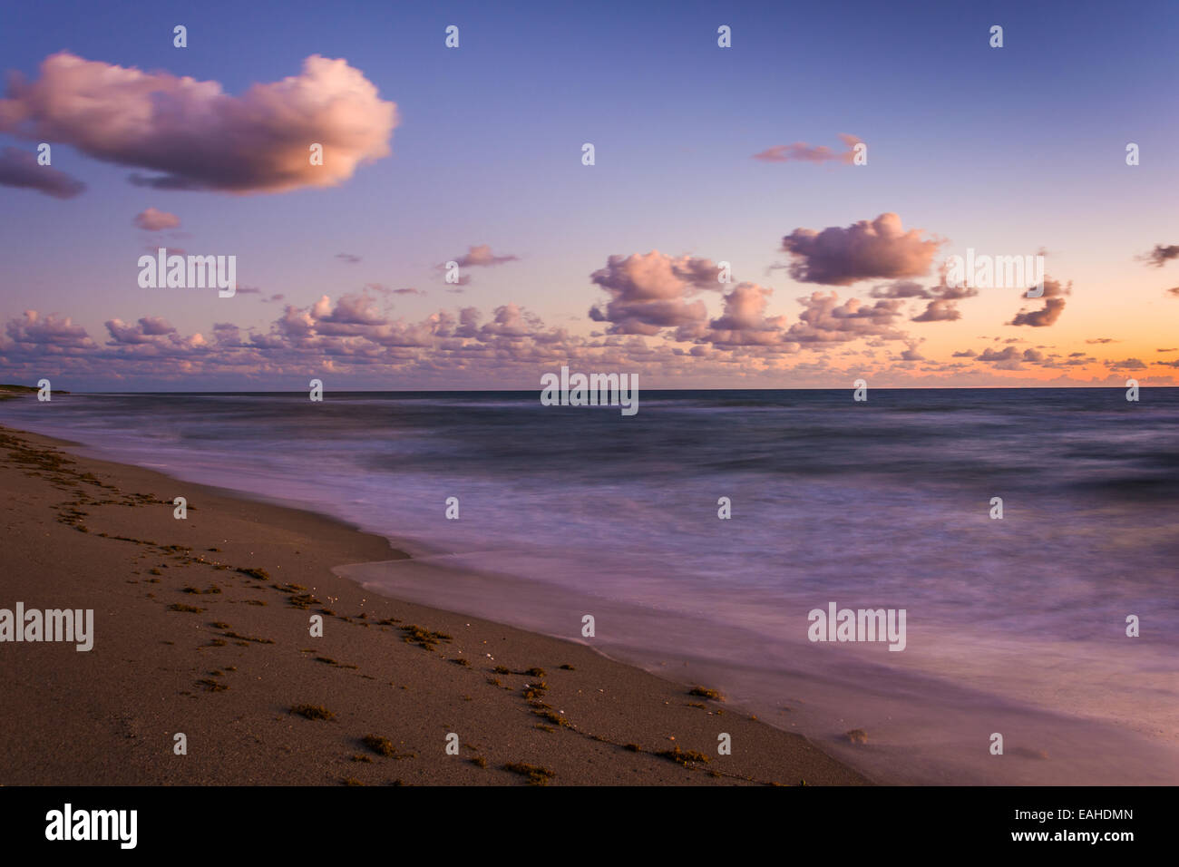 Langzeitbelichtung des Atlantischen Ozeans bei Sonnenaufgang, im Coral Cove Park, Jupiter Island, Florida. Stockfoto