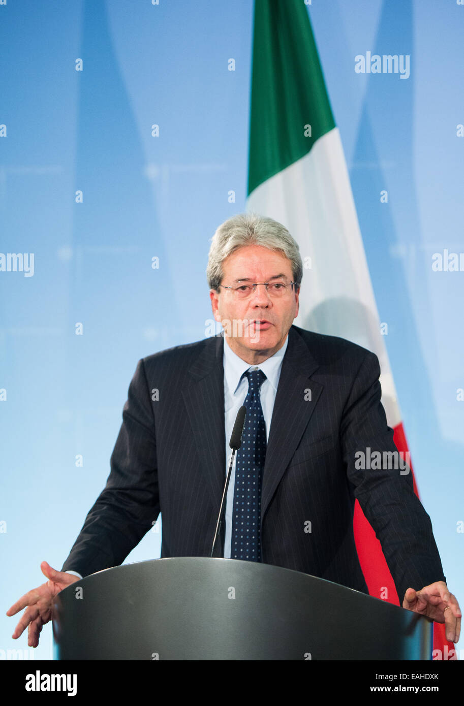 Der italienische Außenminister Paolo Gentiloni spricht während einer Pressekonferenz in Berlin, Deutschland, 13. November 2014. Italiens Regierung fürchtet der Zusammenbruch des Staates Libyen zu mehr Boatpeople im Mediterranaen Meer führt. Foto: Lukas Schulze/dpa Stockfoto