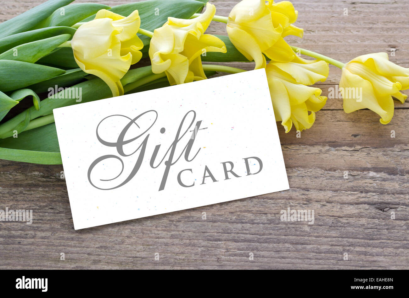 Geschenkkarte mit gelben Tulpen Stockfoto