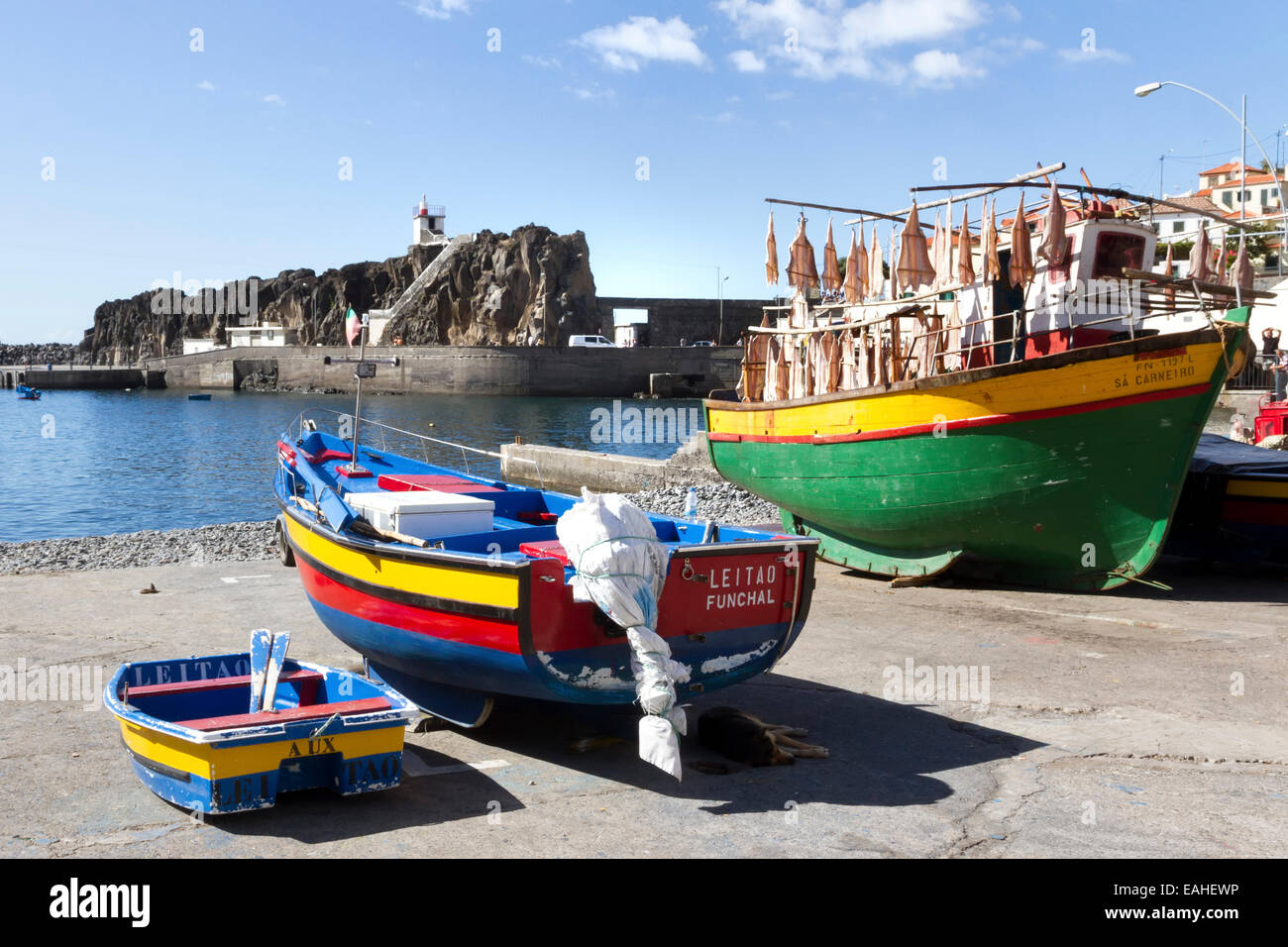 Strände Boote im Hafen des hübschen Fischerdorf Camara de Lobos in der Nähe von Funchal frei auf der Insel Madeira Stockfoto