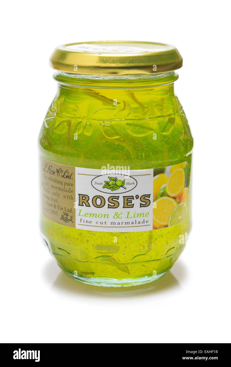 Ein Glas mit Rosen fein geschnittene Zitrone und Limette Marmelade ungeöffnet und isoliert auf weißem Hintergrund. England, UK, Großbritannien Stockfoto