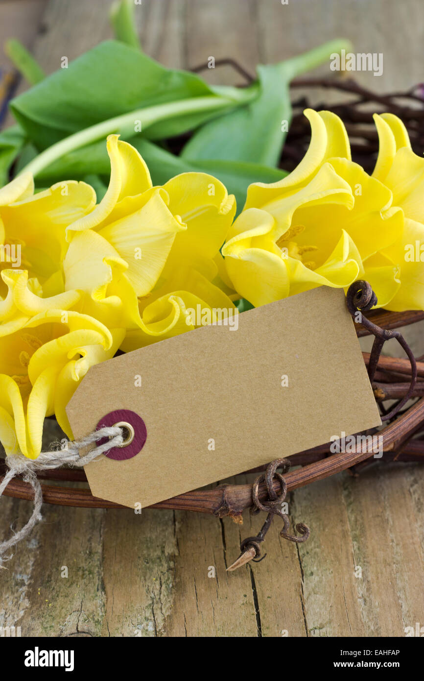 gelbe Tulpen und Kranz mit label Stockfoto