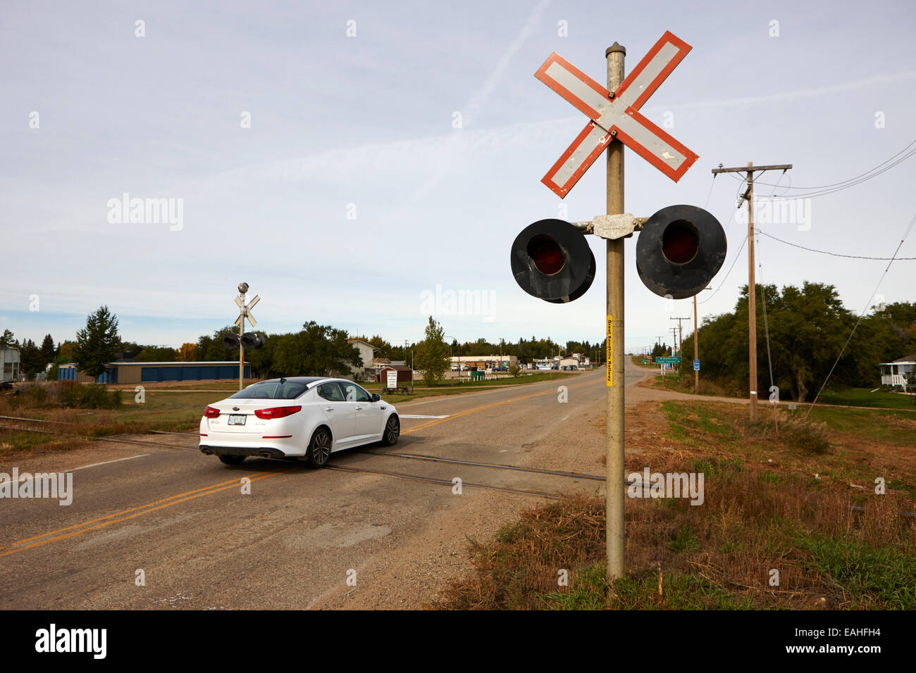 Auto Kreuzung Eisenbahn ebener Fahrbahn überqueren Führer Saskatchewan Kanada Stockfoto