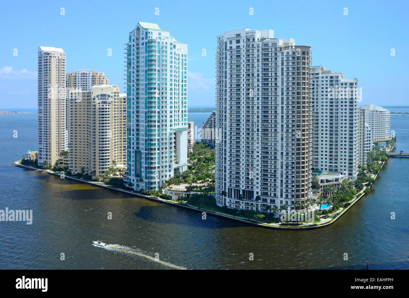 Brickell Key - Maimi, Florida: Tag Zeit Schuss von Eigentumswohnungen auf Brickell Key, einer künstlichen Insel in der Innenstadt von Miami, Florida. Stockfoto