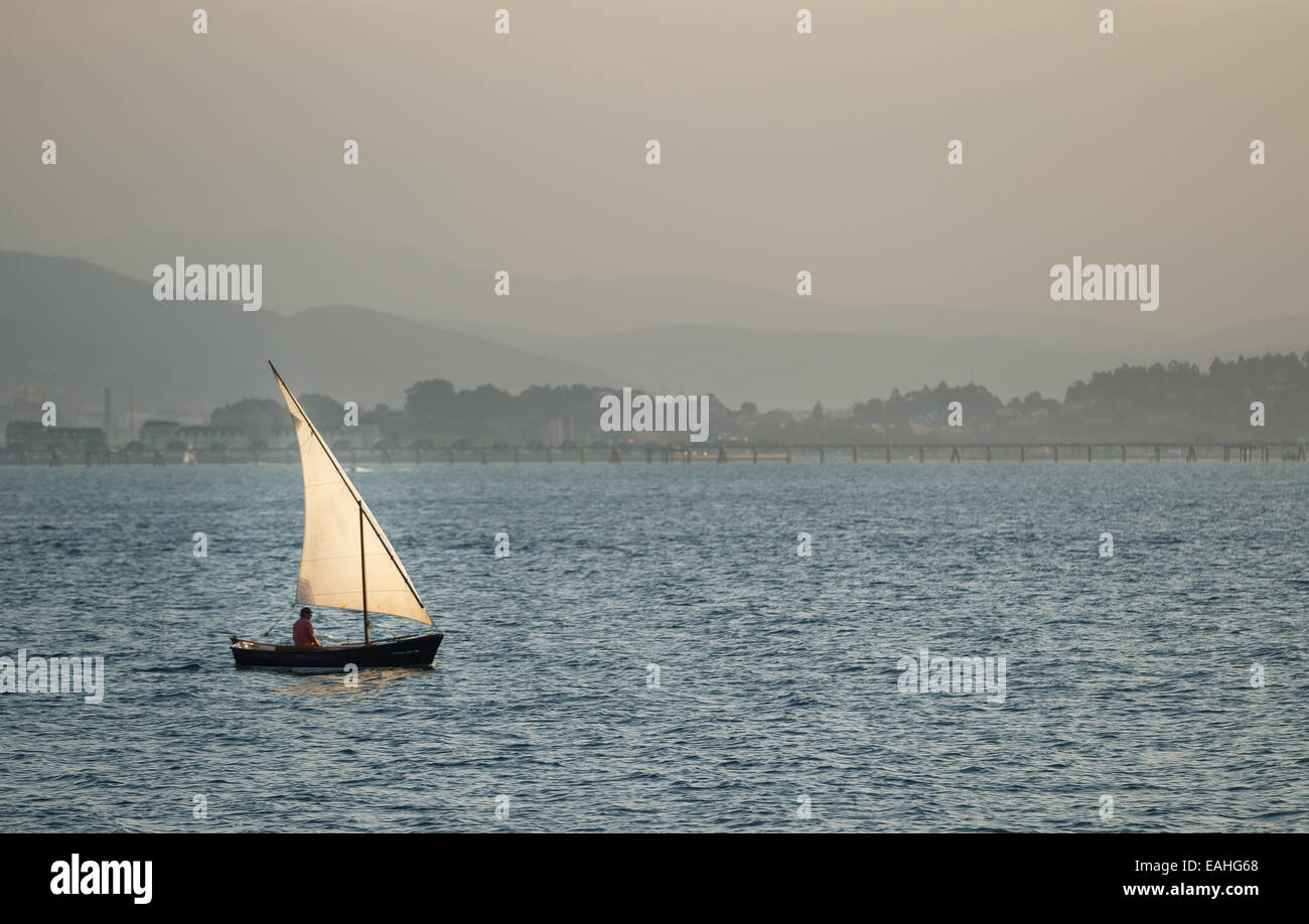 Ein Boot in der Bucht von Santander, Santander, Kantabrien, Spanien. Stockfoto