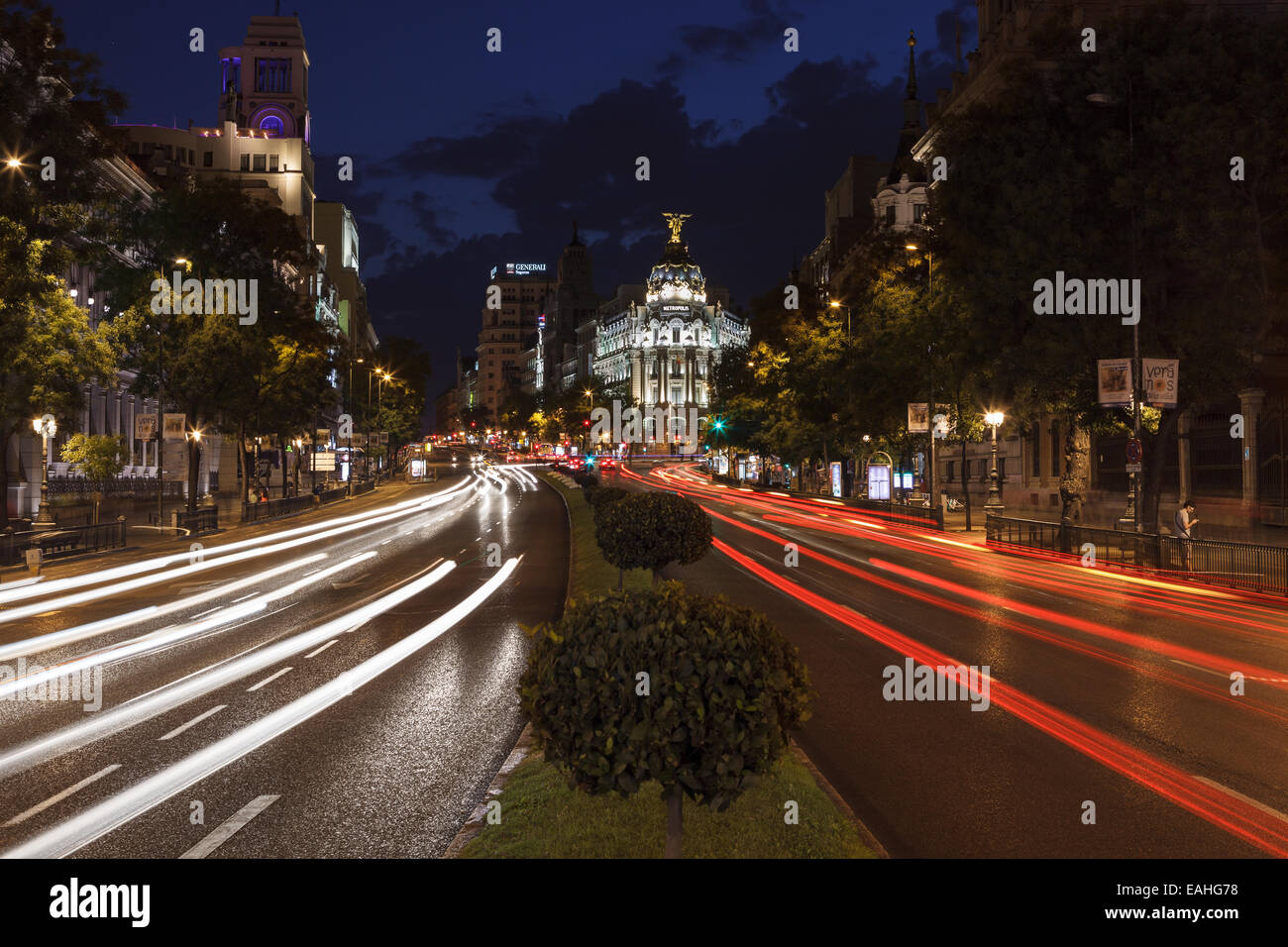 Ansicht der Straße Alcalá in Madrid mit den Lichtspuren aus dem Verkehr, Madrid, Spanien. Stockfoto