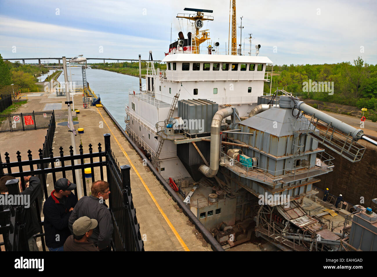 Großen Massengutfrachter Schiff Eingabe Lock 3 des Welland Kanäle Systems mit Besuchern auf der Suche auf im Musée St Catharines, Wella Stockfoto