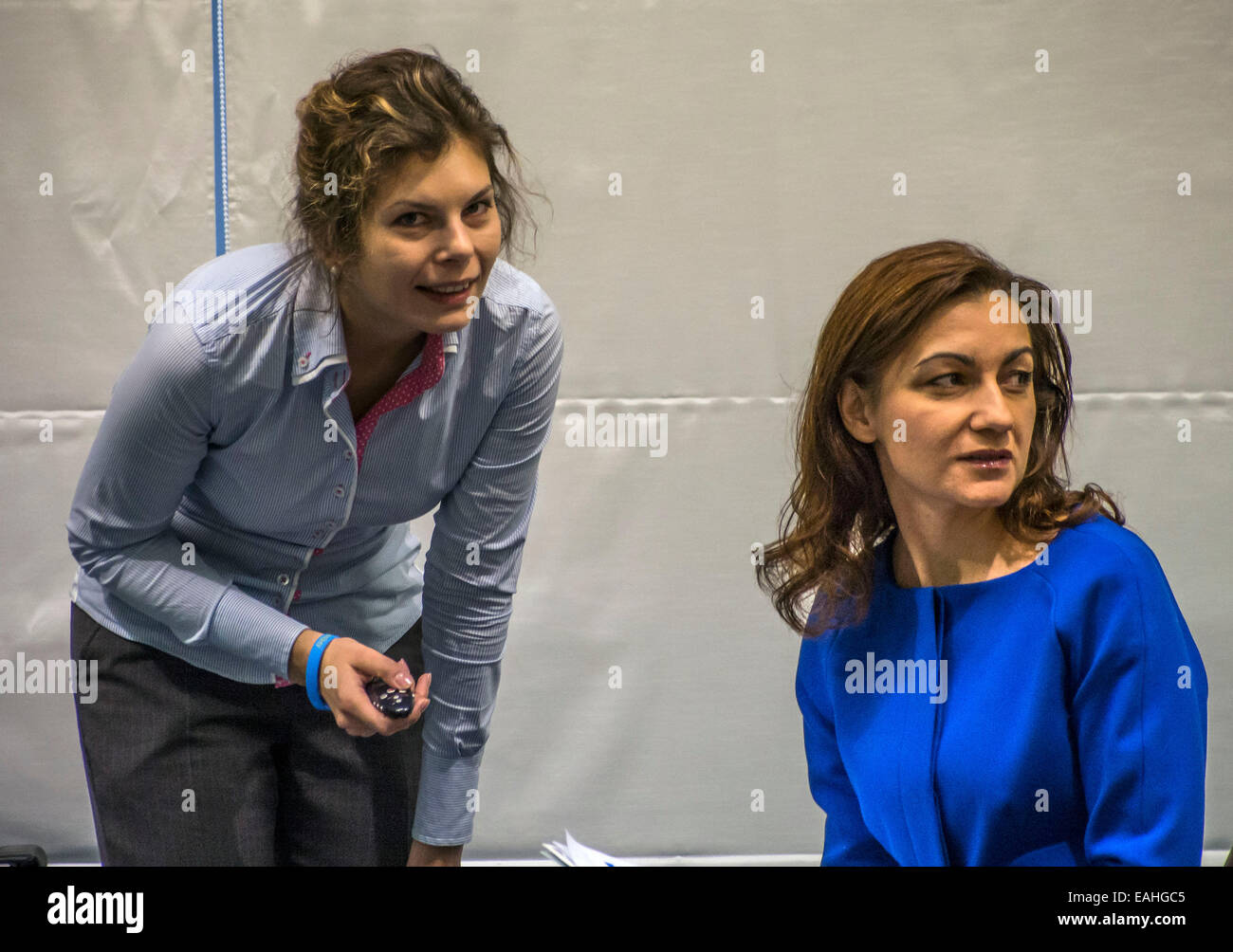 In Kiew, eine internationale Konferenz Publick Forum "Putting das" U "in EU". Demokratie Reporting International (DRI) zusammen mit Taras Shevchenko nationale Universität Kiew und die Bürgerinitiative "Reanimation Paket von Reformen" (RPR) veranstalten ein öffentliches Forum in Kiew, mit den neuen Mitgliedern der Verkhovna Rada, Vertreter der Regierung, Zivilgesellschaft und Jugendlichen Wege in die Zukunft mit wichtigen politischen Reformen zu diskutieren. Stockfoto