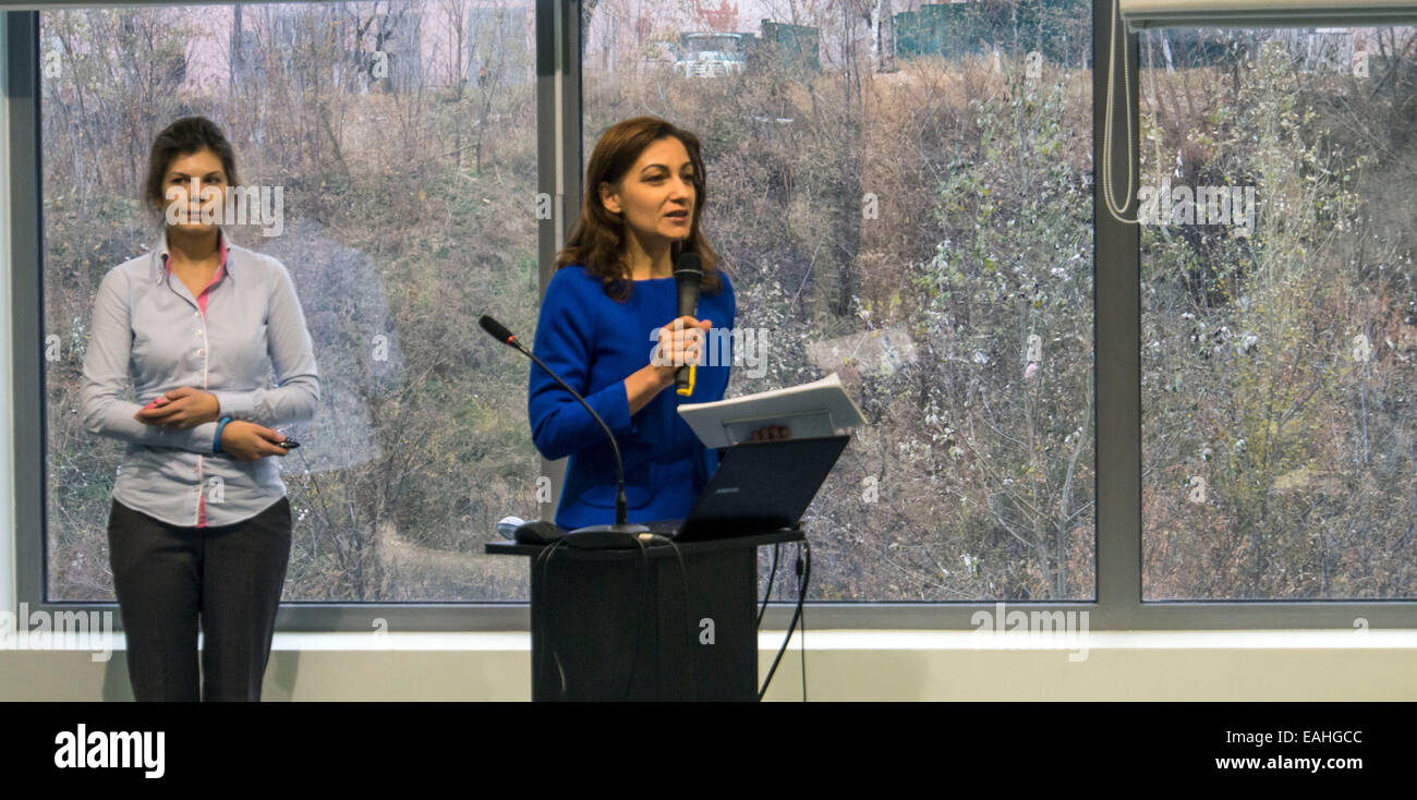 In Kiew, eine internationale Konferenz Publick Forum "Putting das" U "in EU". Demokratie Reporting International (DRI) zusammen mit Taras Shevchenko nationale Universität Kiew und die Bürgerinitiative "Reanimation Paket von Reformen" (RPR) veranstalten ein öffentliches Forum in Kiew, mit den neuen Mitgliedern der Verkhovna Rada, Vertreter der Regierung, Zivilgesellschaft und Jugendlichen Wege in die Zukunft mit wichtigen politischen Reformen zu diskutieren. Stockfoto