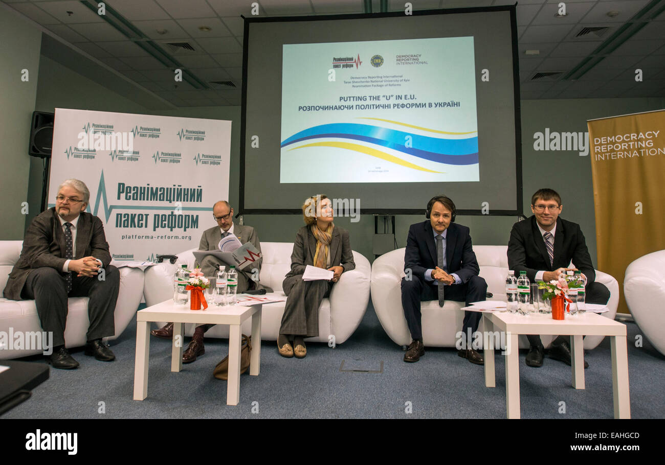 In Kiew, eine internationale Konferenz Publick Forum "Putting das" U "in EU". Demokratie Reporting International (DRI) zusammen mit Taras Shevchenko nationale Universität Kiew und die Bürgerinitiative "Reanimation Paket von Reformen" (RPR) veranstalten ein öffentliches Forum in Kiew, mit den neuen Mitgliedern der Verkhovna Rada, Vertreter der Regierung, Zivilgesellschaft und Jugendlichen Wege in die Zukunft mit wichtigen politischen Reformen zu diskutieren. Stockfoto
