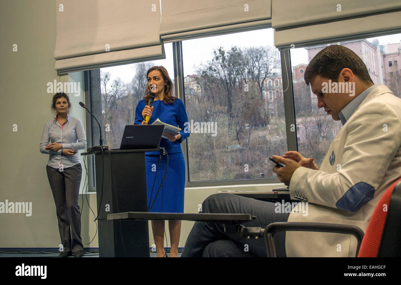 In Kiew, eine internationale Konferenz Publick Forum "Putting das" U "in EU". Demokratie Reporting International (DRI) zusammen mit Taras Shevchenko nationale Universität Kiew und die Bürgerinitiative "Reanimation Paket von Reformen" (RPR) veranstalten ein öffentliches Forum in Kiew, mit den neuen Mitgliedern der Verkhovna Rada, Vertreter der Regierung, Zivilgesellschaft und Jugendlichen Wege in die Zukunft mit wichtigen politischen Reformen zu diskutieren. Stockfoto