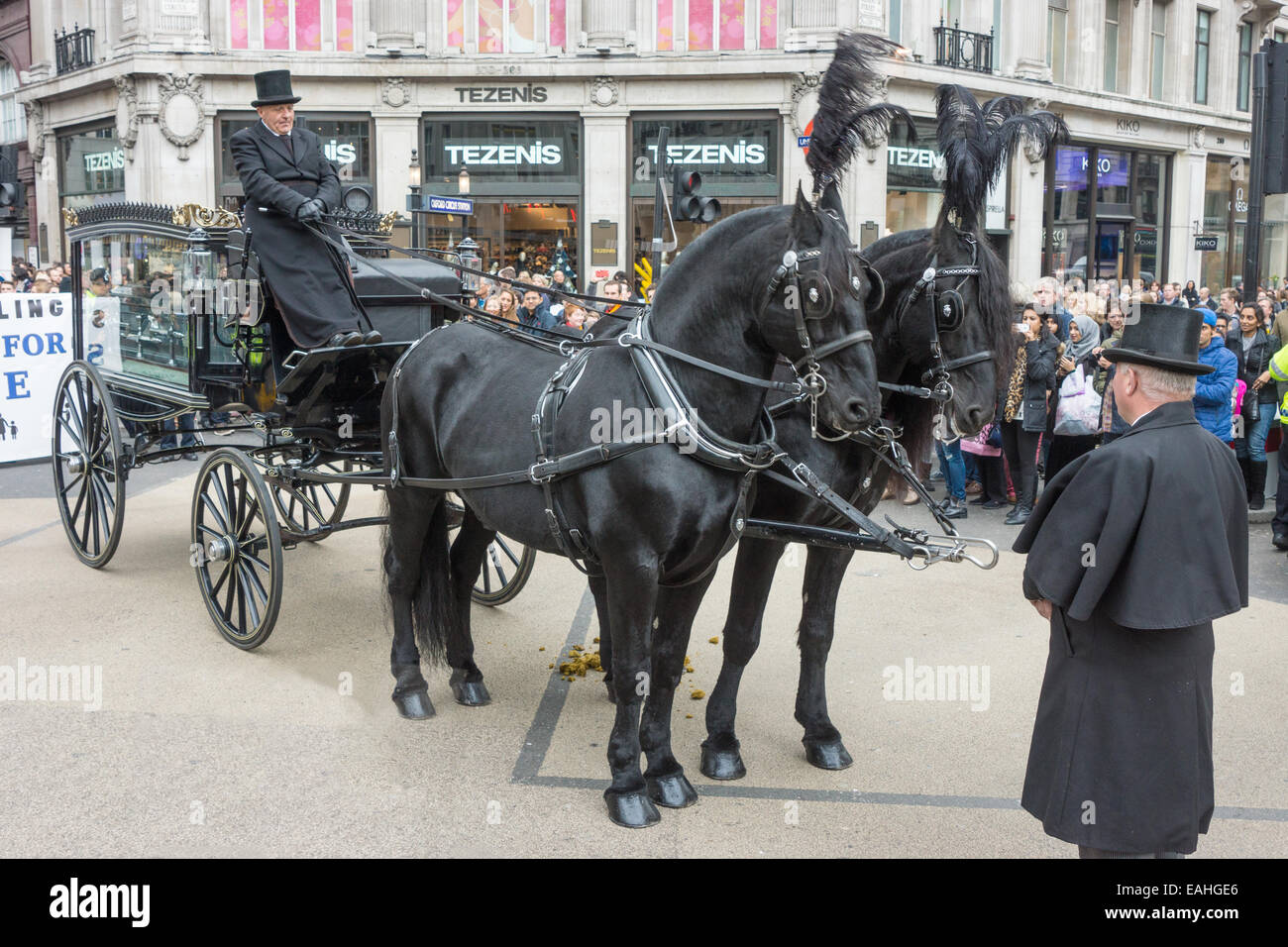 Pferd gezogenen Leichenwagen und Piper marschieren auf Londons Oxford Street gegen Zyklus Todesfälle und Luftverschmutzung in London. Stockfoto