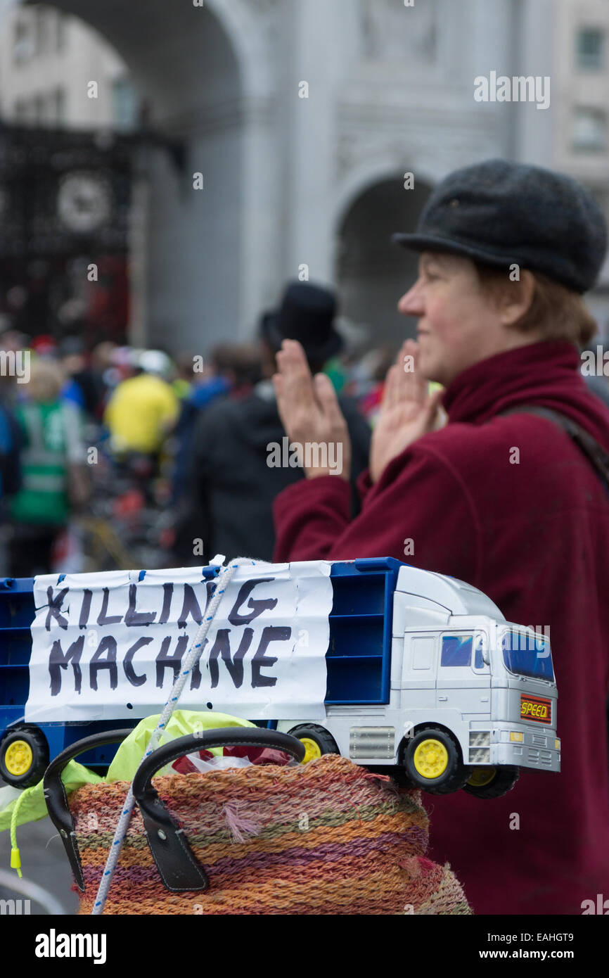 London, UK. 14. November 2014. Der Londoner Oxford Street März gegen Zyklus Todesfälle und Luftverschmutzung in London. Bildnachweis: Marc Zakian/Alamy Live-Nachrichten Stockfoto