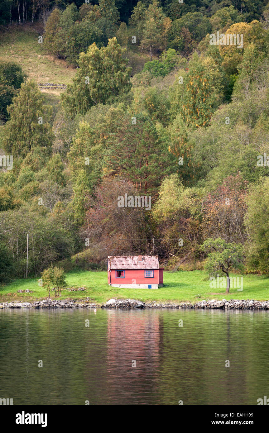Ein kleine rötliches Holzhaus auf den Aurlandsfjord, Norwegen kurz Bootstour, Norwegen Stockfoto