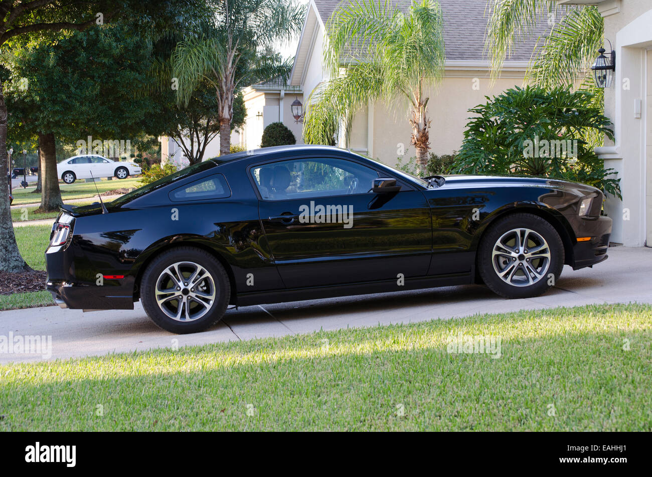 Schwarzen Sportwagen auf Einfahrt in amerikanischen Wohnsiedlung Florida USA Stockfoto