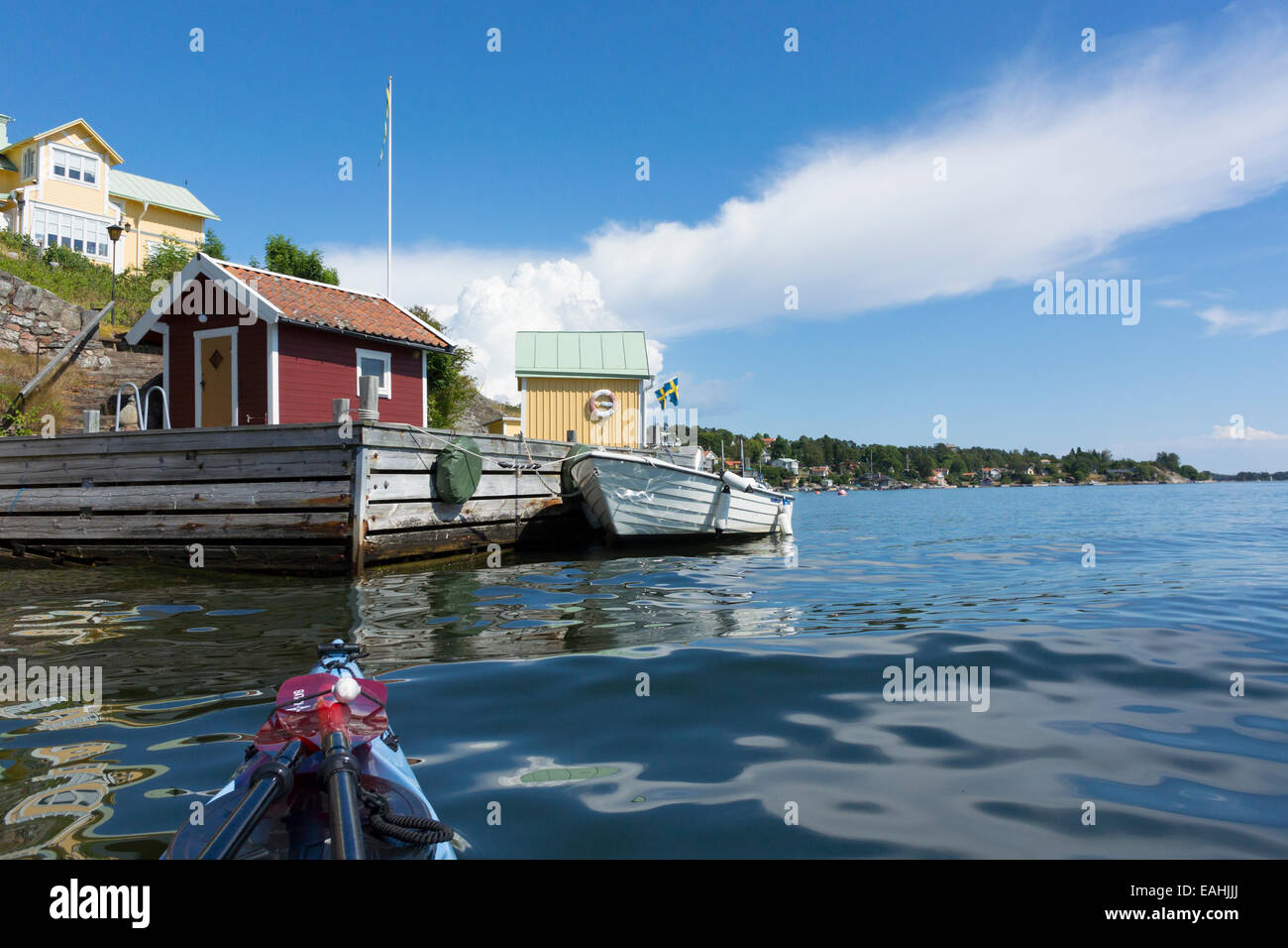 Ein Bootshaus und Freizeit Boot am Dalarö in den Stockholmer Schären aus einem Seekajak betrachtet. Stockfoto