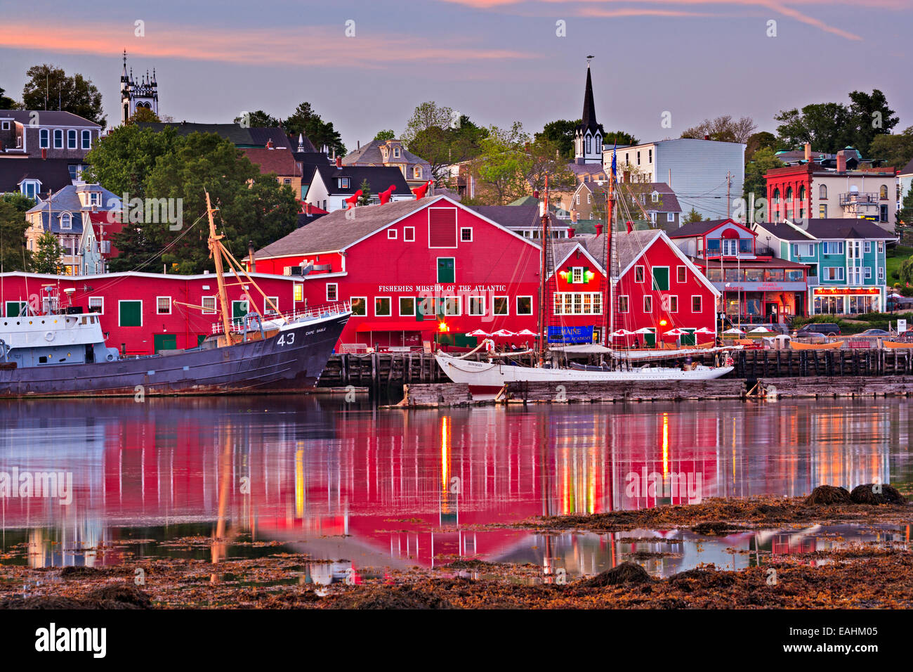 Fischerei-Museum auf den Atlantik und die Stadt Lunenburg bei Sonnenuntergang, Hafen von Lunenburg Lighthouse Route, Nova Scotia, Kanada. Stockfoto