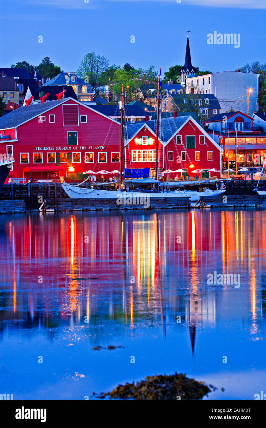 Fischerei-Museum auf den Atlantik und die Stadt Lunenburg bei Sonnenuntergang, Hafen von Lunenburg Lighthouse Route, Nova Scotia, Kanada. Stockfoto