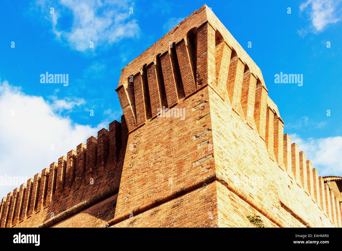 Die Backstein-Mauern der mittelalterlichen Festung der Venezianer in Brisighella Stockfoto