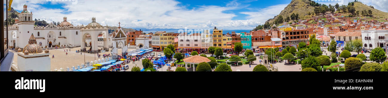 Panoramablick auf Copacabana, Bolivien aus dem obersten Stockwerk eines Hotels. Stockfoto